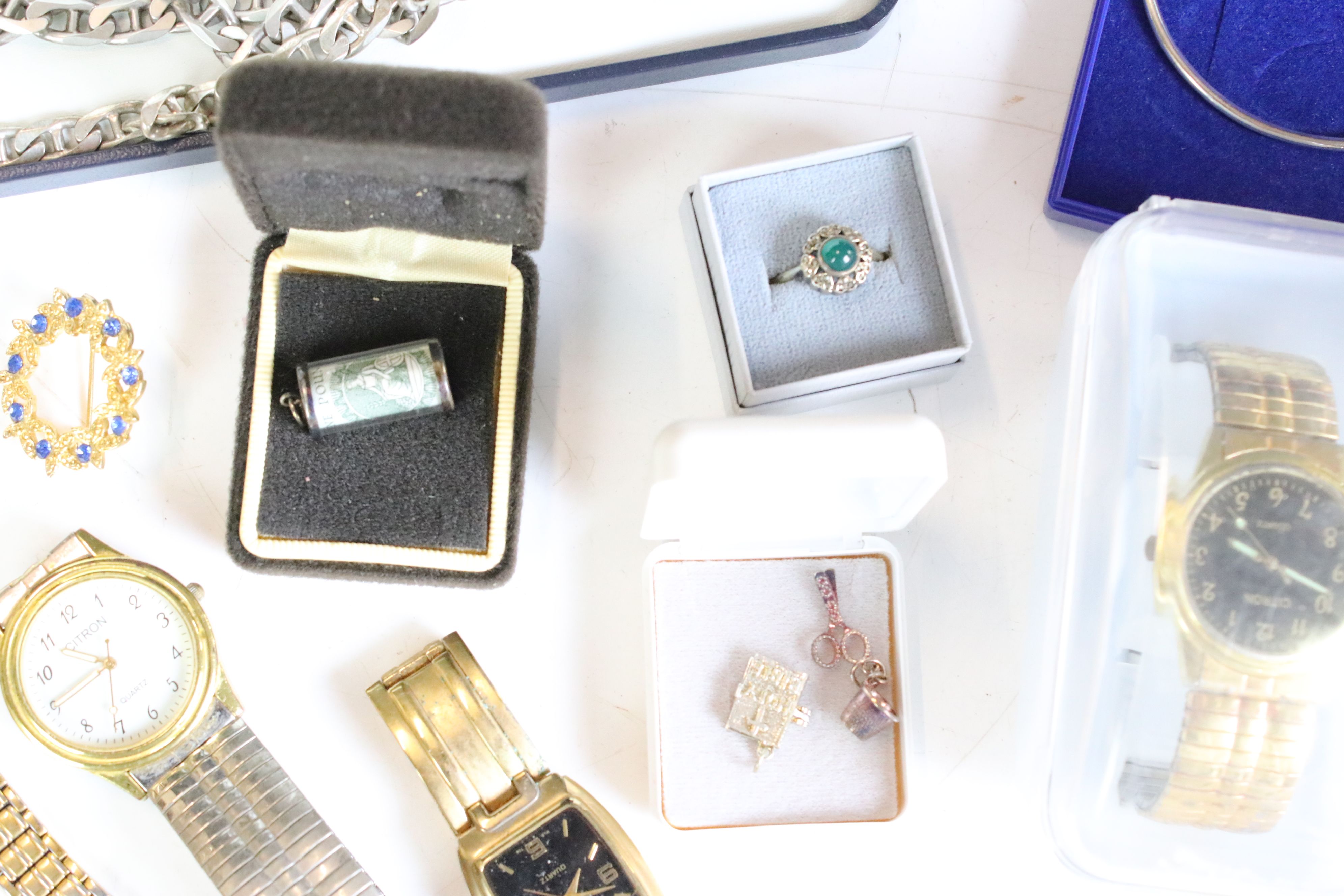A collection of mainly vintage jewellery to include silver examples including a silver charm - Image 4 of 9
