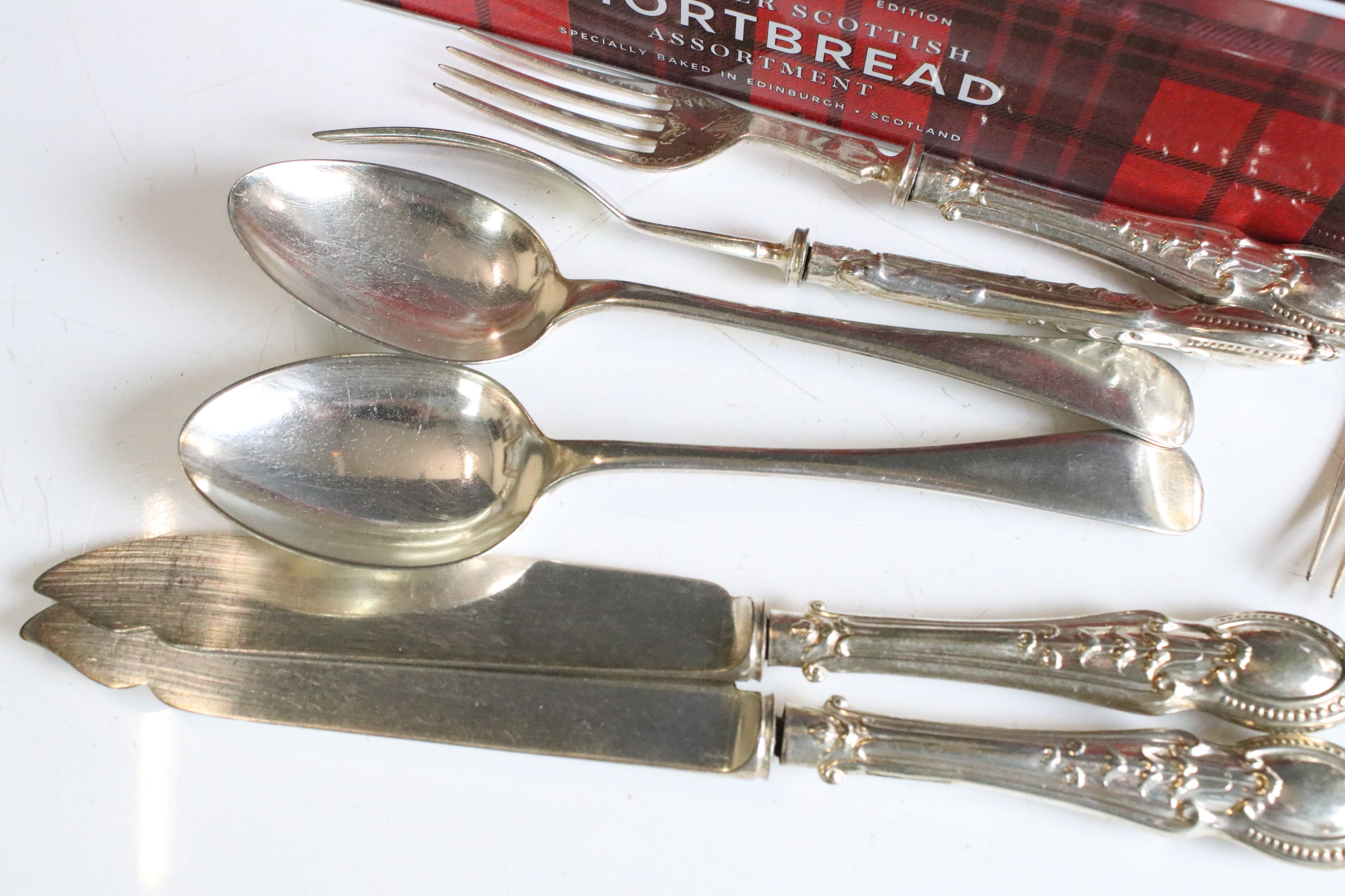 A small collection of silver plated flat ware / cutlery to include fish knives, forks and spoons. - Image 3 of 5