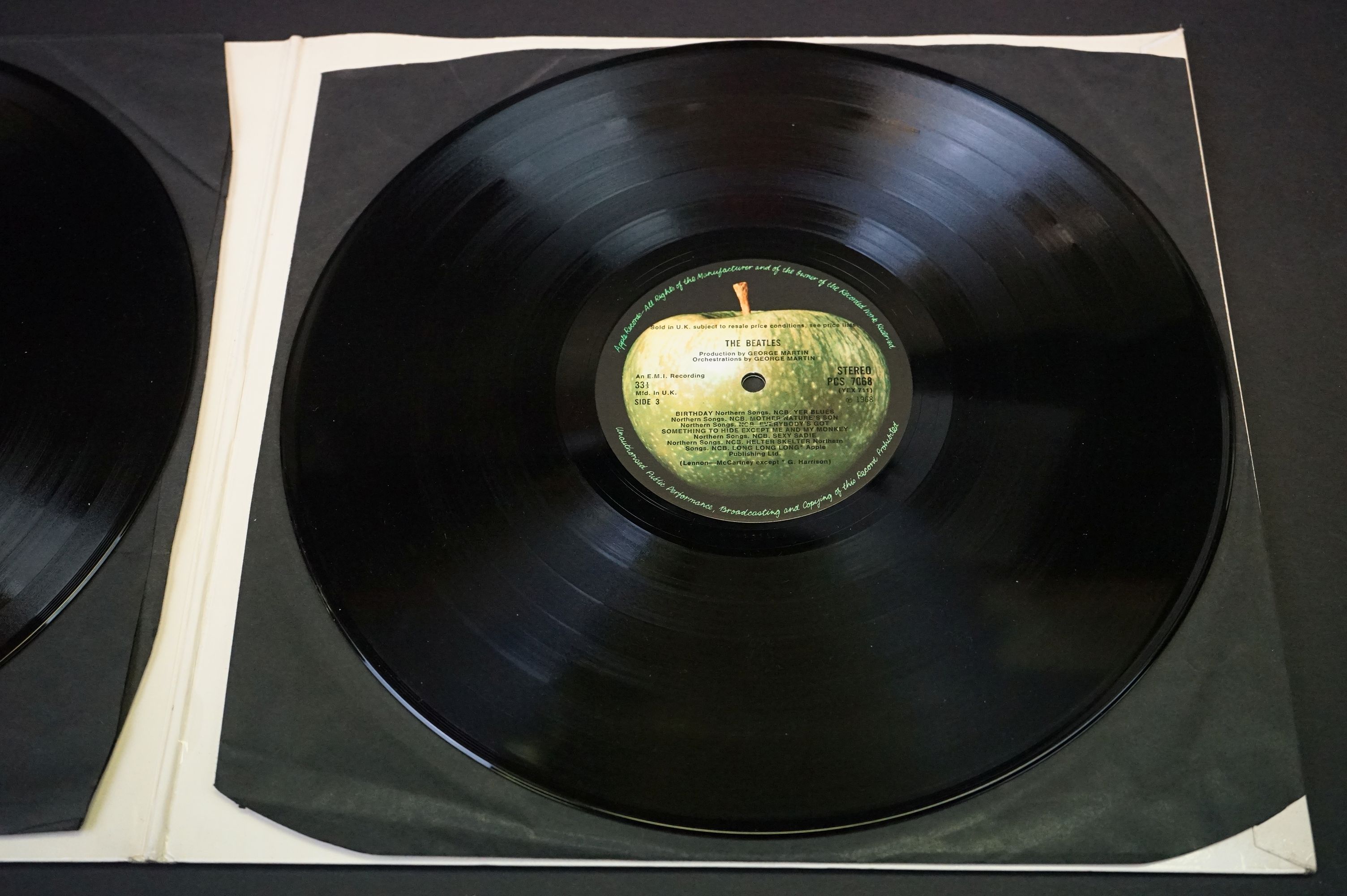 Vinyl - The Beatles White Album PCS 7067/8 low number 0016236. 4 photos and poster present. Sleeve - Image 8 of 9
