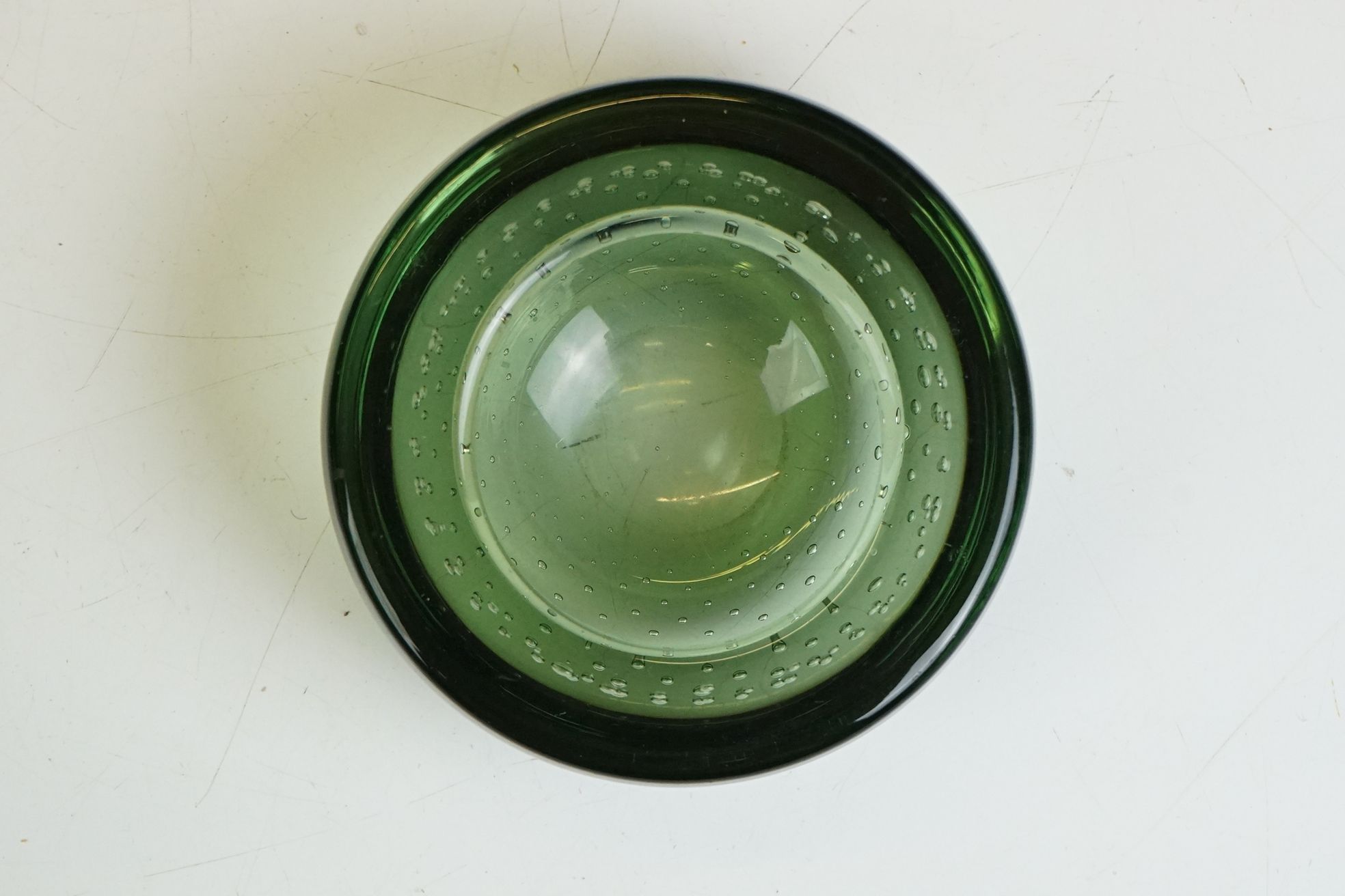 Whitefriars Green Glass Bubble Control Lipped Bowl, 10cm diameter together with two Red Glass Bowls - Image 13 of 15