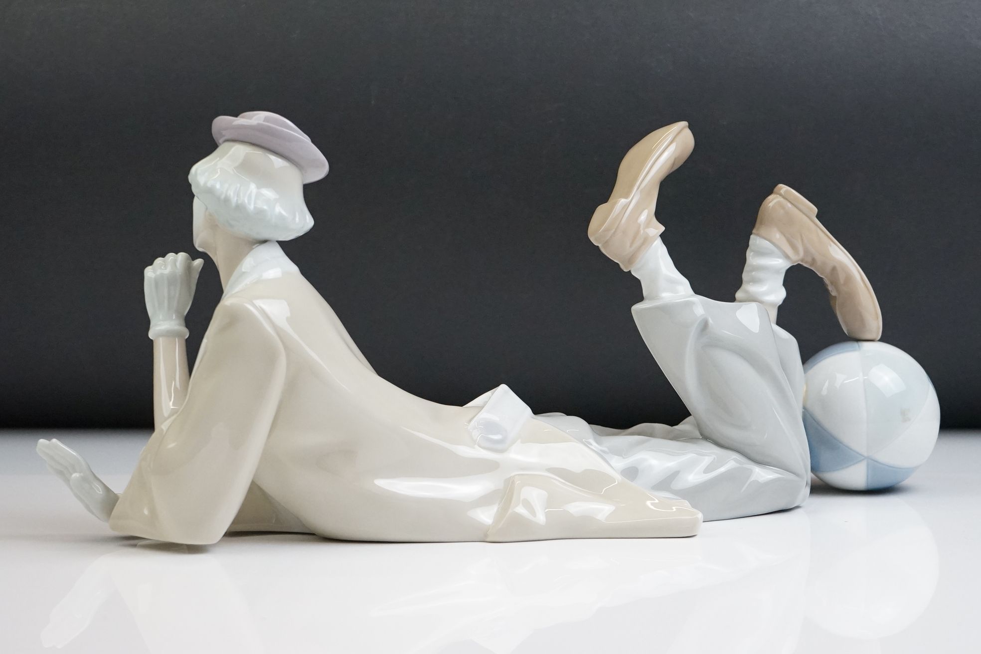 Lladro Reclining Clown porcelain figure, model no. 4618, gloss finish, approx 36.5cm long - Image 4 of 9