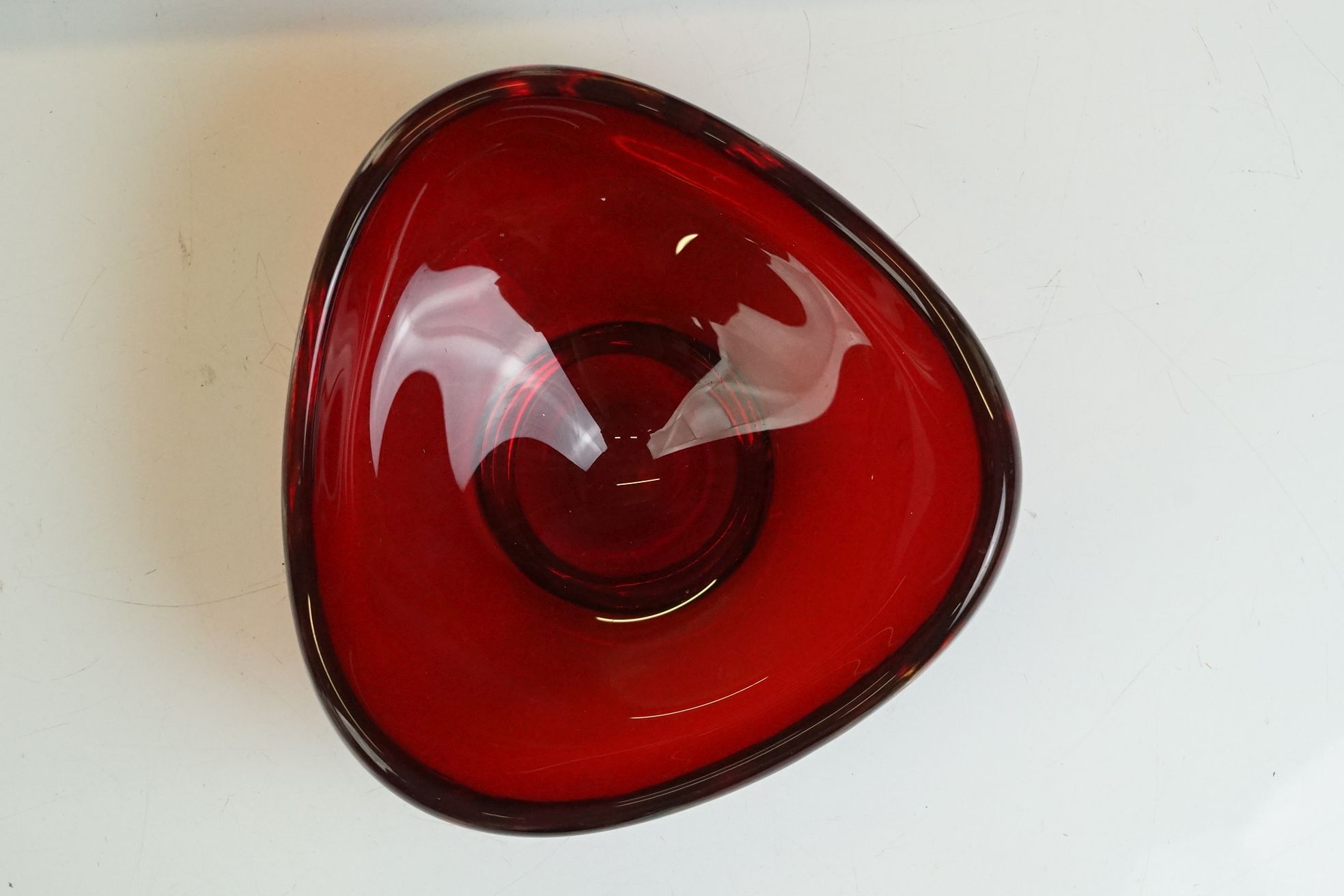 Whitefriars Green Glass Bubble Control Lipped Bowl, 10cm diameter together with two Red Glass Bowls - Image 9 of 15