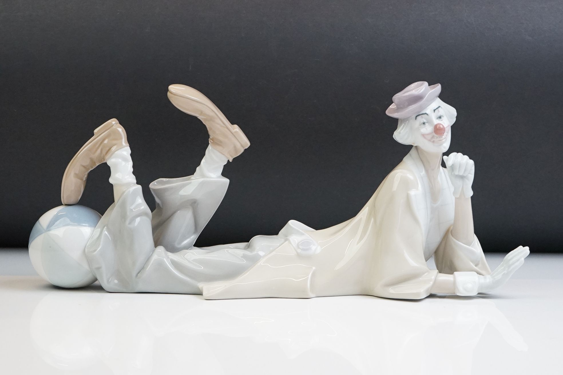 Lladro Reclining Clown porcelain figure, model no. 4618, gloss finish, approx 36.5cm long - Image 2 of 9