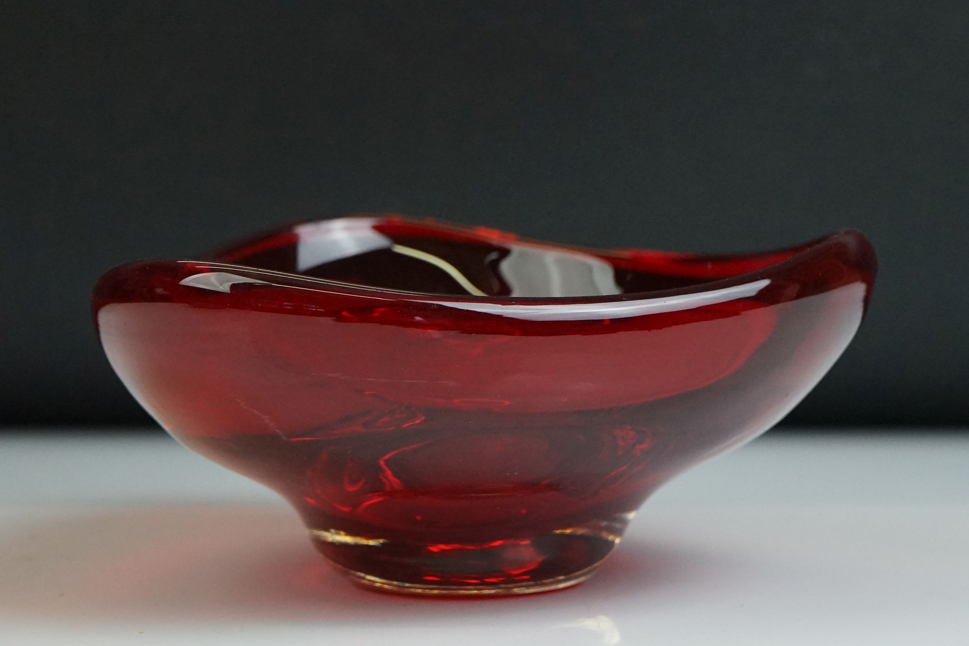 Whitefriars Green Glass Bubble Control Lipped Bowl, 10cm diameter together with two Red Glass Bowls - Image 7 of 15