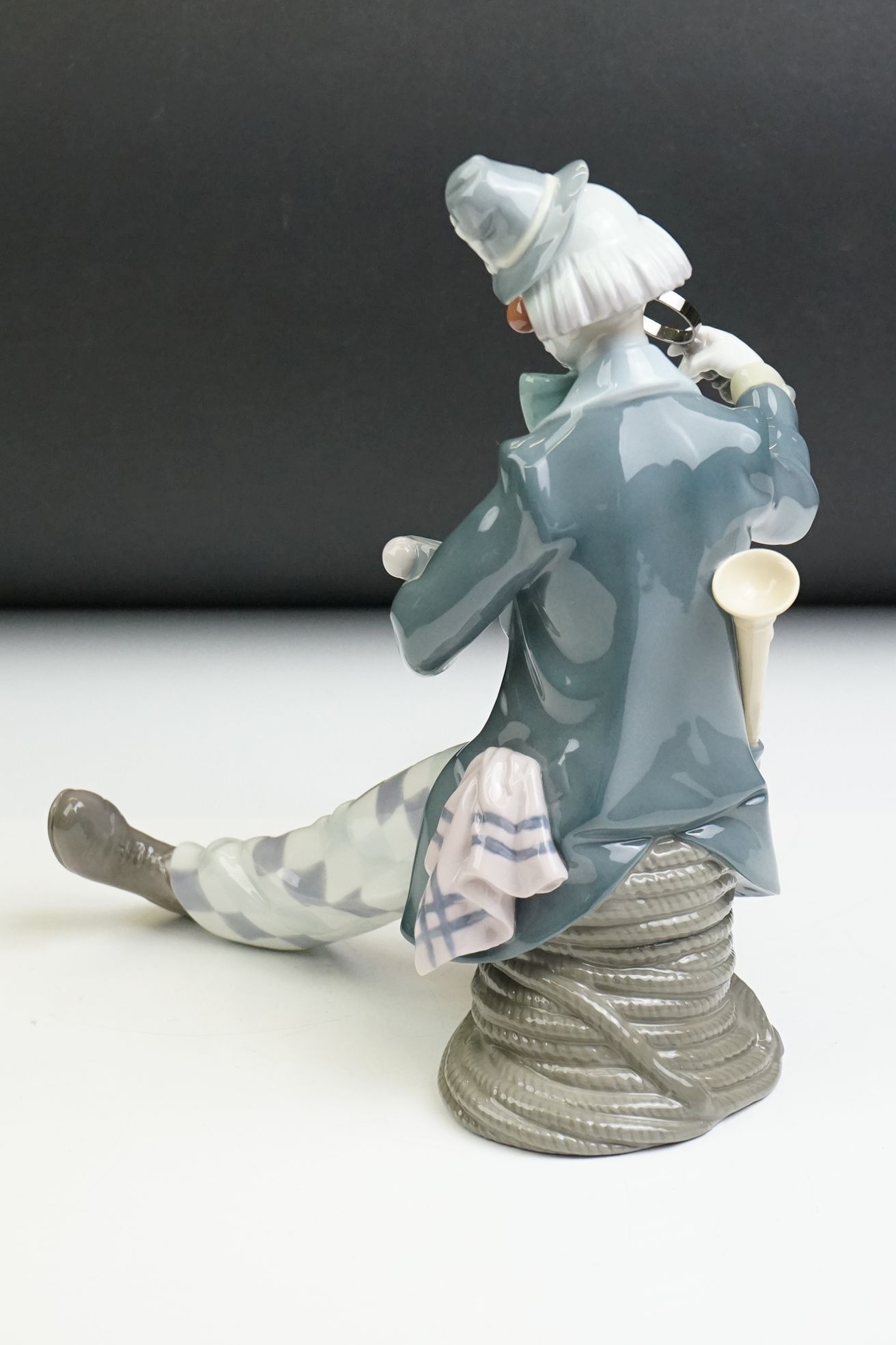 Lladro ' Checking The Time ' porcelain clown figure, model no. 5762, 24cm tall - Image 4 of 9