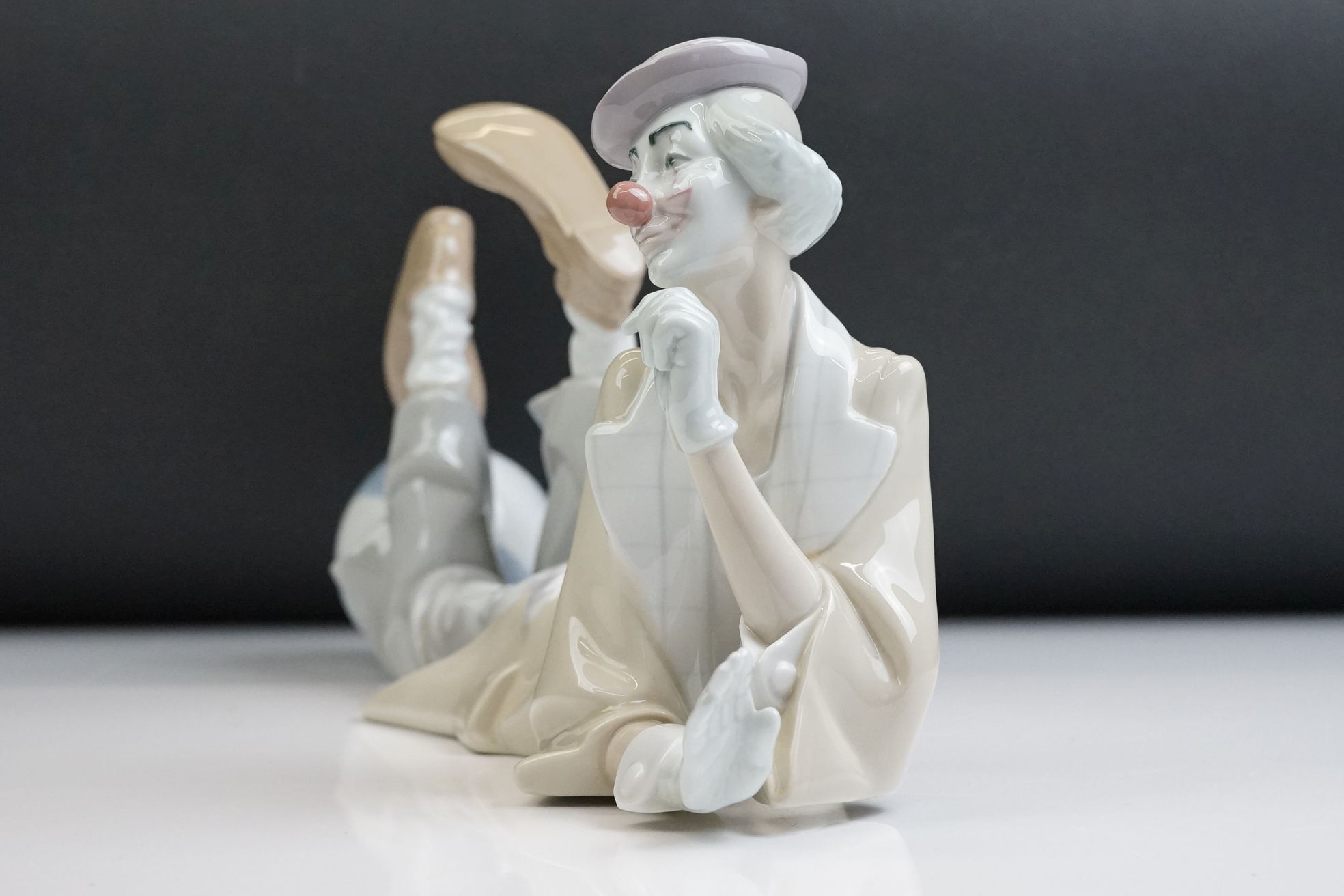 Lladro Reclining Clown porcelain figure, model no. 4618, gloss finish, approx 36.5cm long - Image 3 of 9