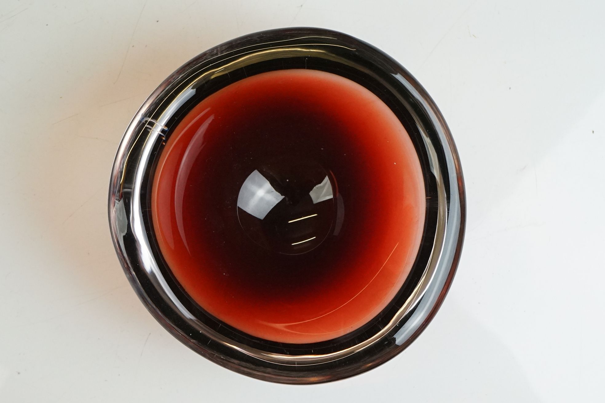 Whitefriars Green Glass Bubble Control Lipped Bowl, 10cm diameter together with two Red Glass Bowls - Image 3 of 15