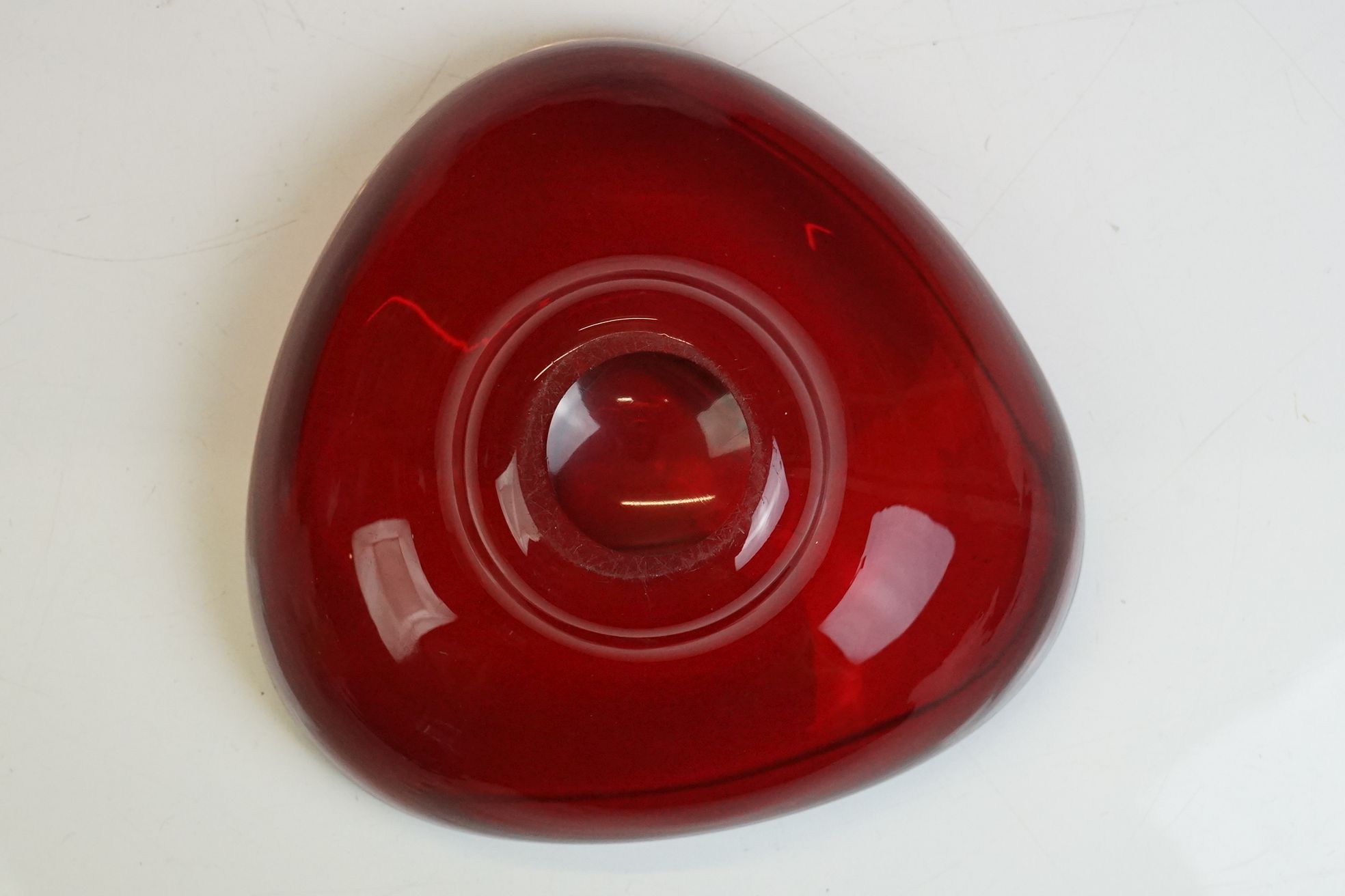 Whitefriars Green Glass Bubble Control Lipped Bowl, 10cm diameter together with two Red Glass Bowls - Image 10 of 15