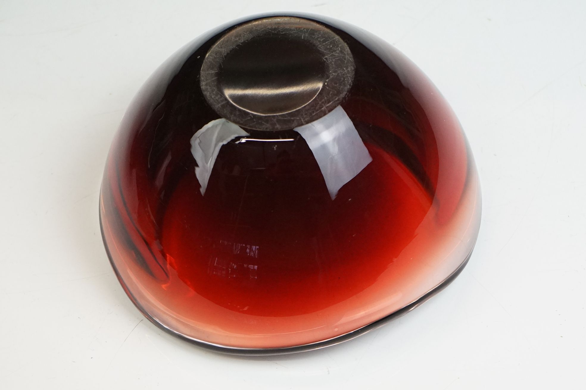 Whitefriars Green Glass Bubble Control Lipped Bowl, 10cm diameter together with two Red Glass Bowls - Image 5 of 15