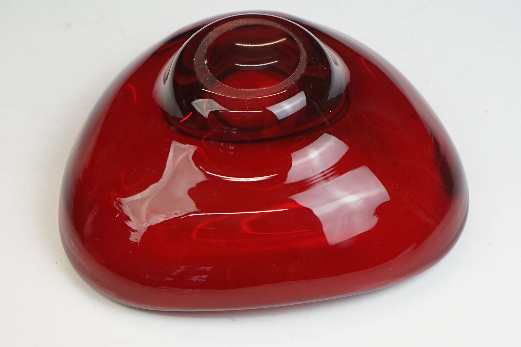 Whitefriars Green Glass Bubble Control Lipped Bowl, 10cm diameter together with two Red Glass Bowls - Image 11 of 15