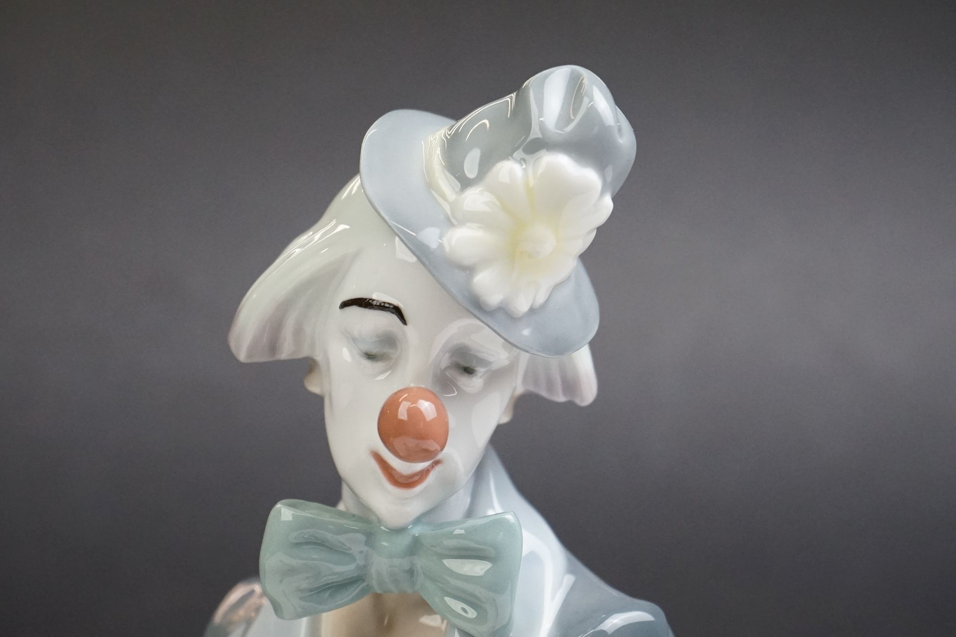 Lladro ' Checking The Time ' porcelain clown figure, model no. 5762, 24cm tall - Image 5 of 9