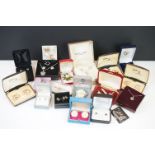 Group of mixed collectables, to include silver jewellery, men's cufflinks etc