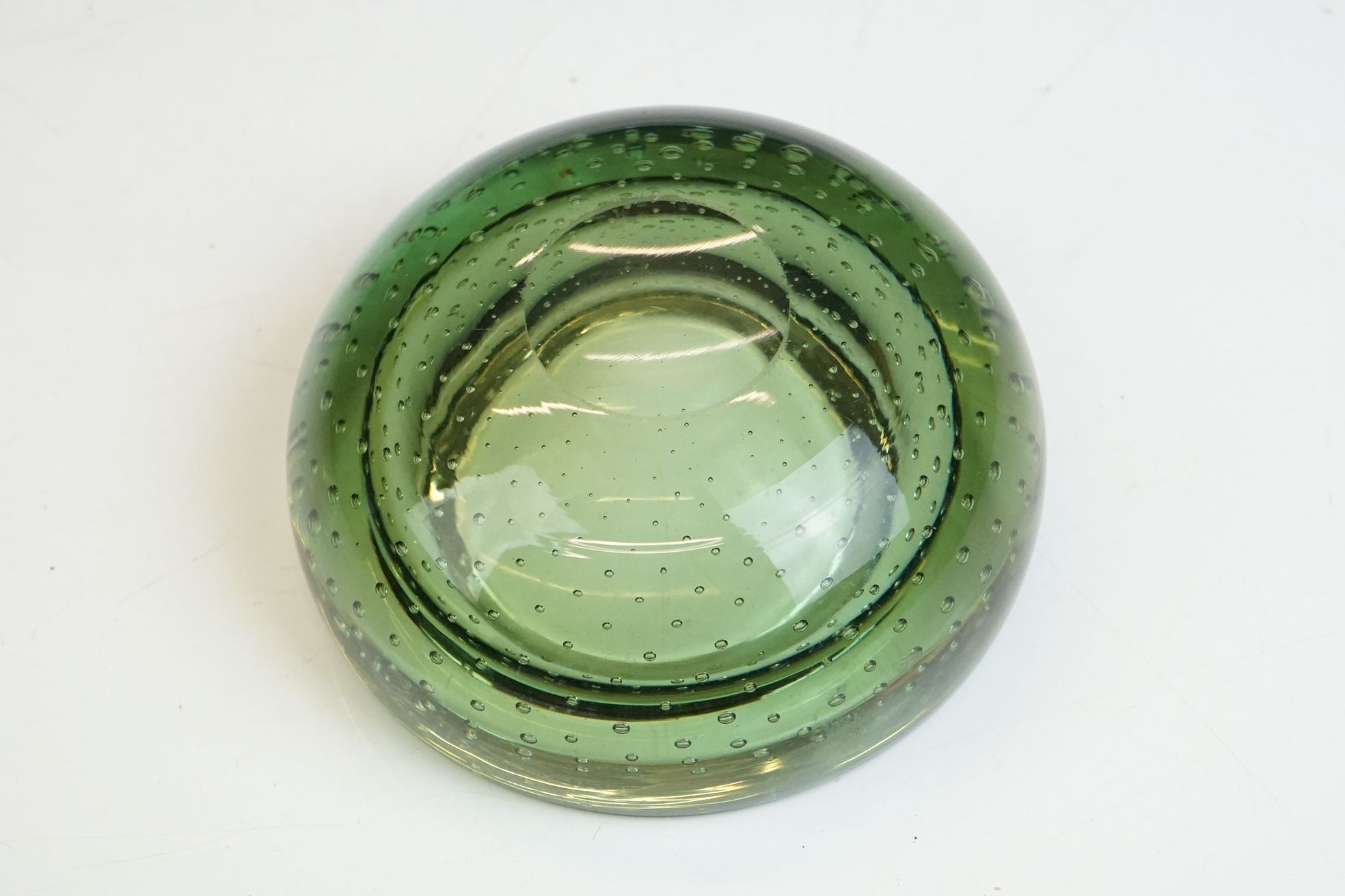 Whitefriars Green Glass Bubble Control Lipped Bowl, 10cm diameter together with two Red Glass Bowls - Image 15 of 15