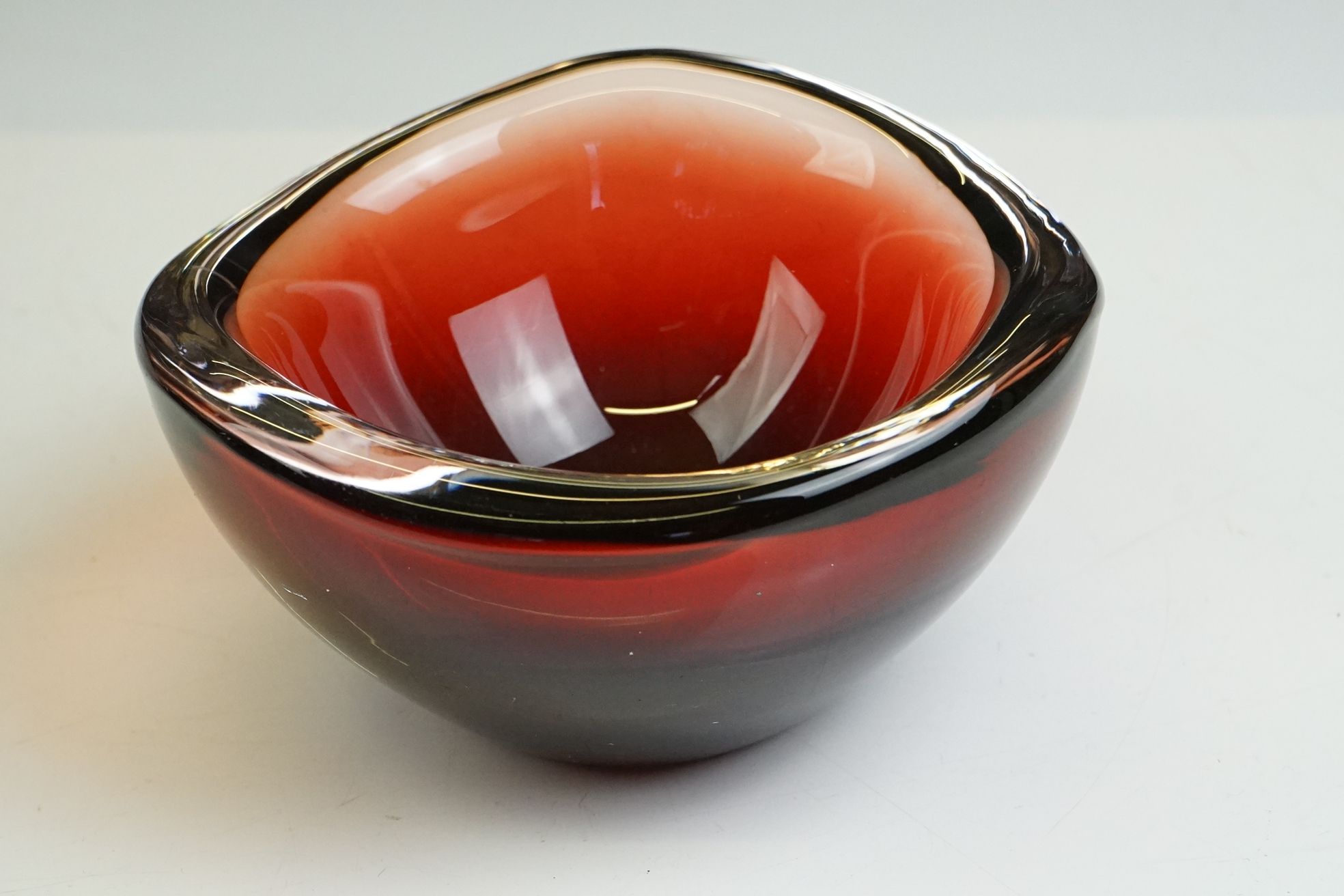 Whitefriars Green Glass Bubble Control Lipped Bowl, 10cm diameter together with two Red Glass Bowls - Image 6 of 15