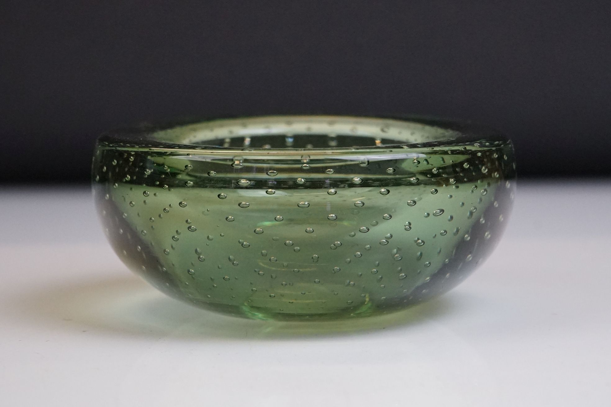 Whitefriars Green Glass Bubble Control Lipped Bowl, 10cm diameter together with two Red Glass Bowls - Image 12 of 15