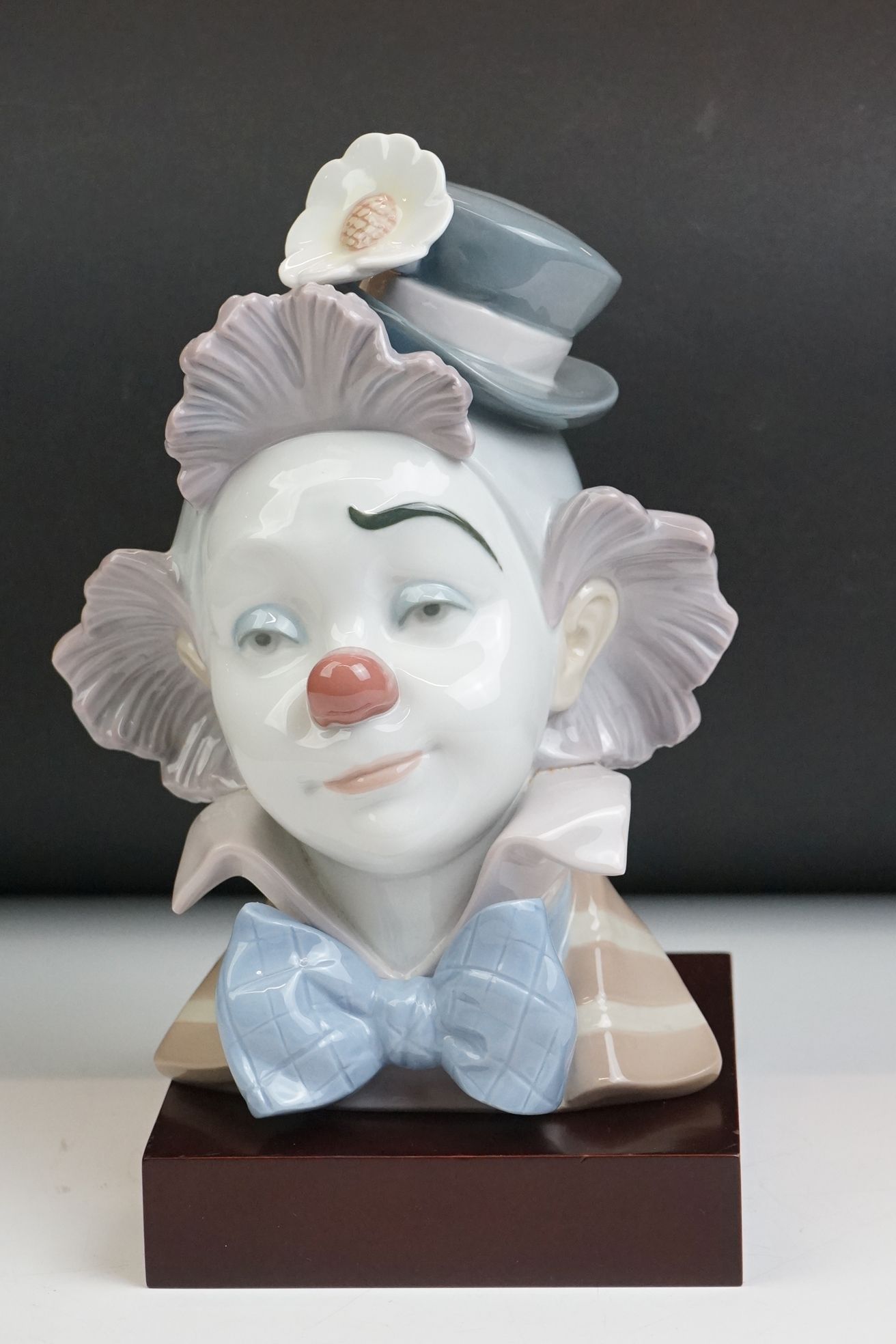 Lladro ' Star Struck ' porcelain clown bust figure, model no. 5610, 22cm high, raised on a wooden