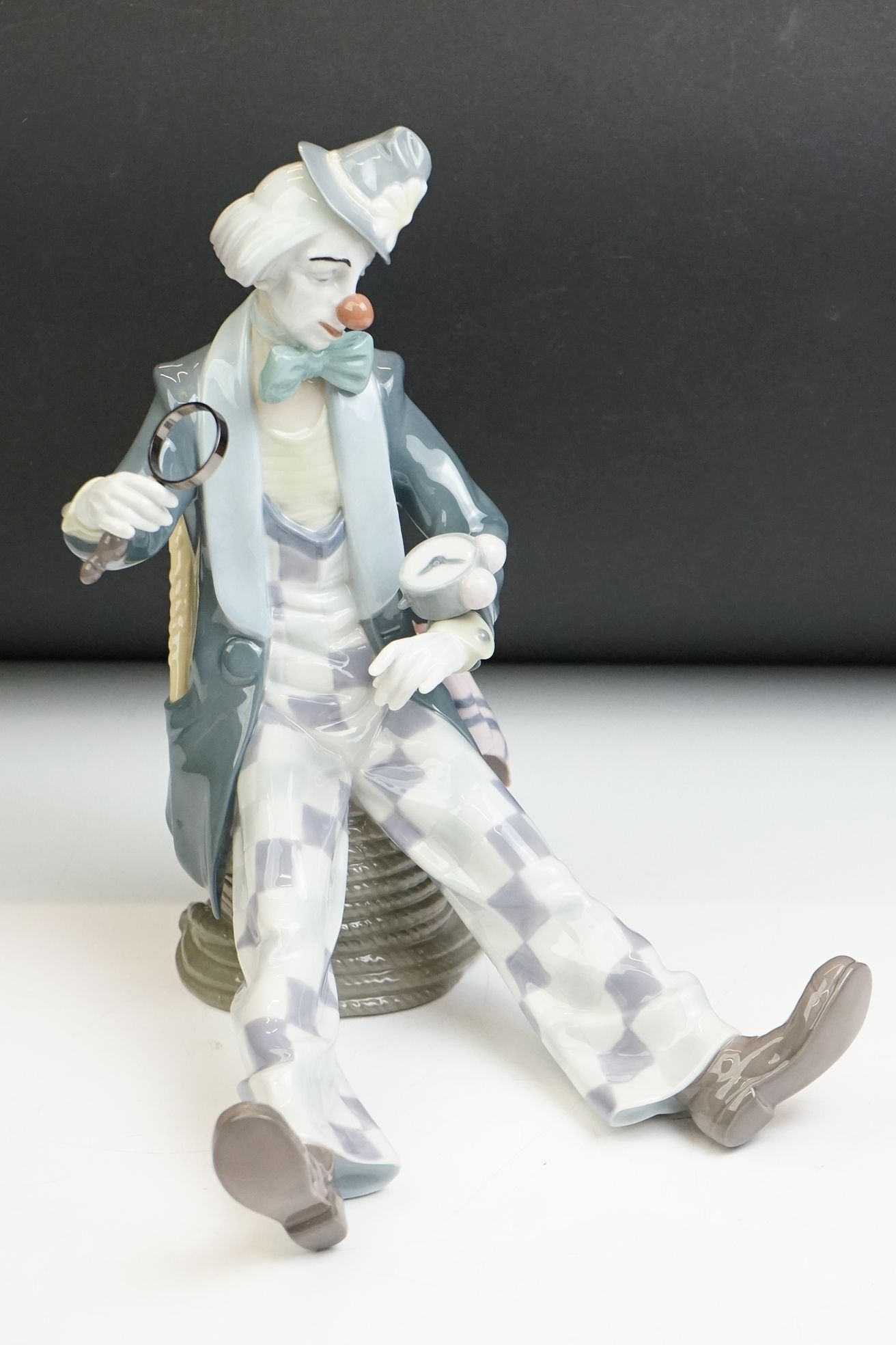 Lladro ' Checking The Time ' porcelain clown figure, model no. 5762, 24cm tall - Image 2 of 9