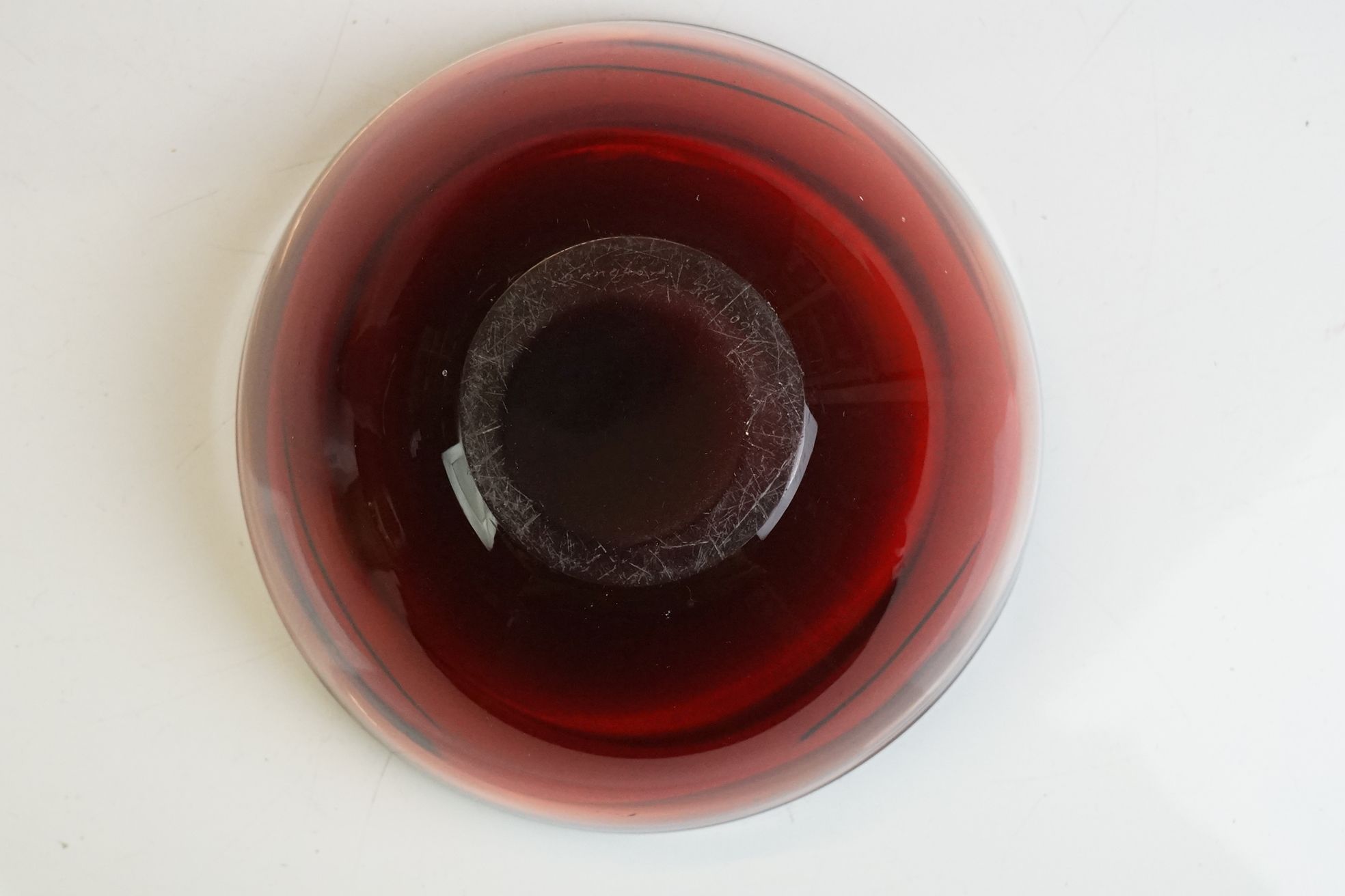 Whitefriars Green Glass Bubble Control Lipped Bowl, 10cm diameter together with two Red Glass Bowls - Image 4 of 15