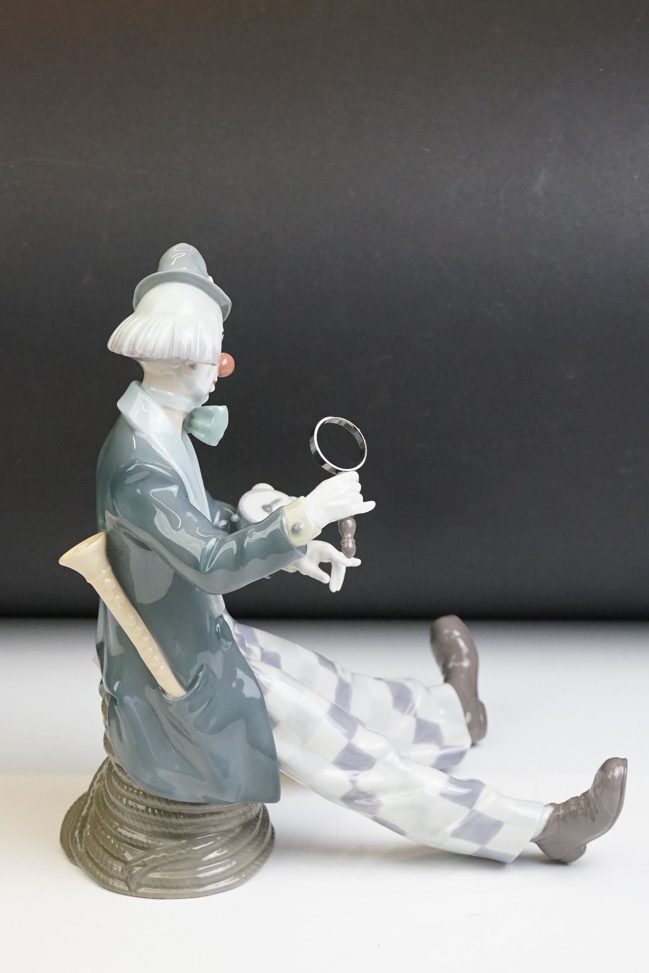 Lladro ' Checking The Time ' porcelain clown figure, model no. 5762, 24cm tall - Image 3 of 9