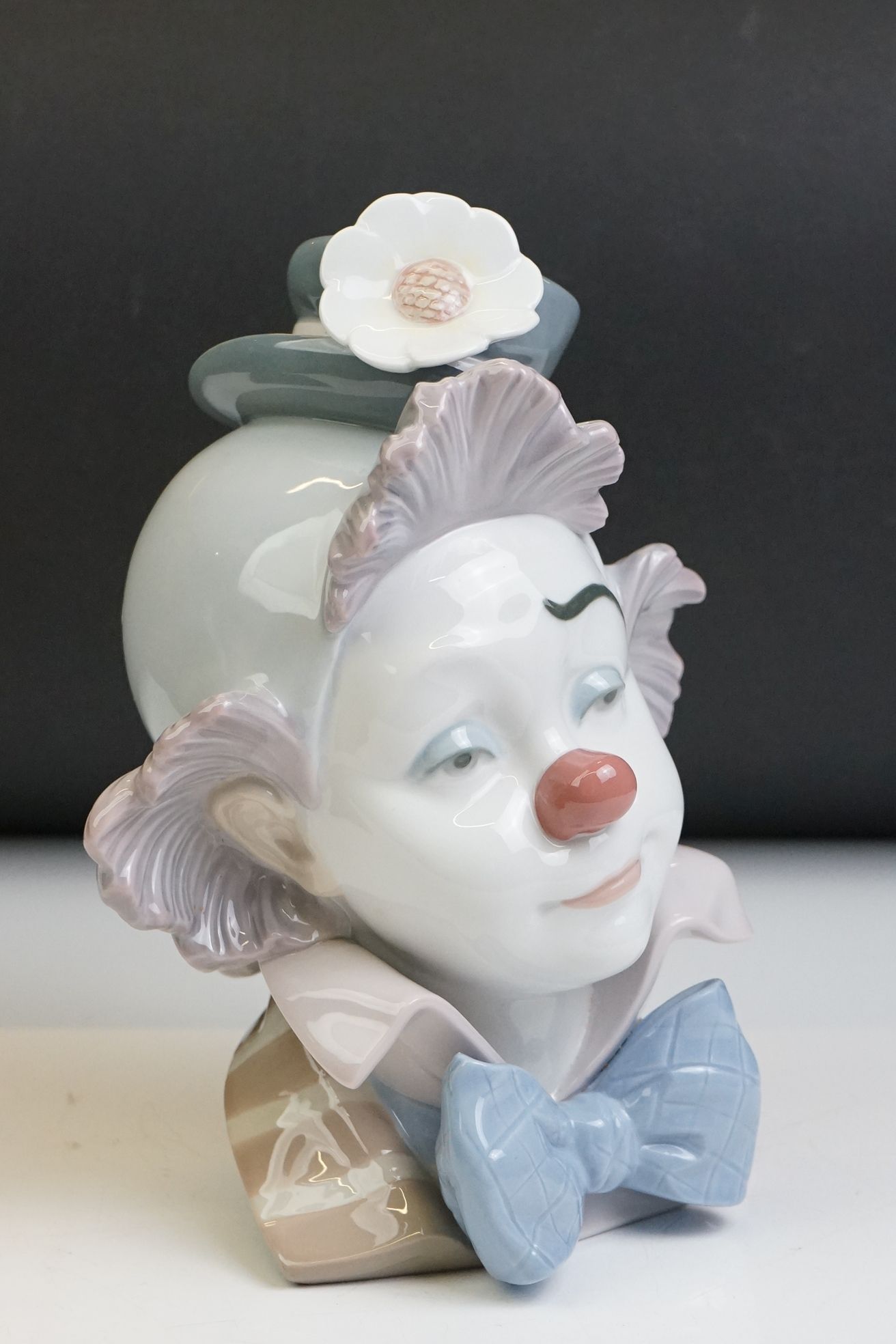 Lladro ' Star Struck ' porcelain clown bust figure, model no. 5610, 22cm high, raised on a wooden - Image 3 of 8