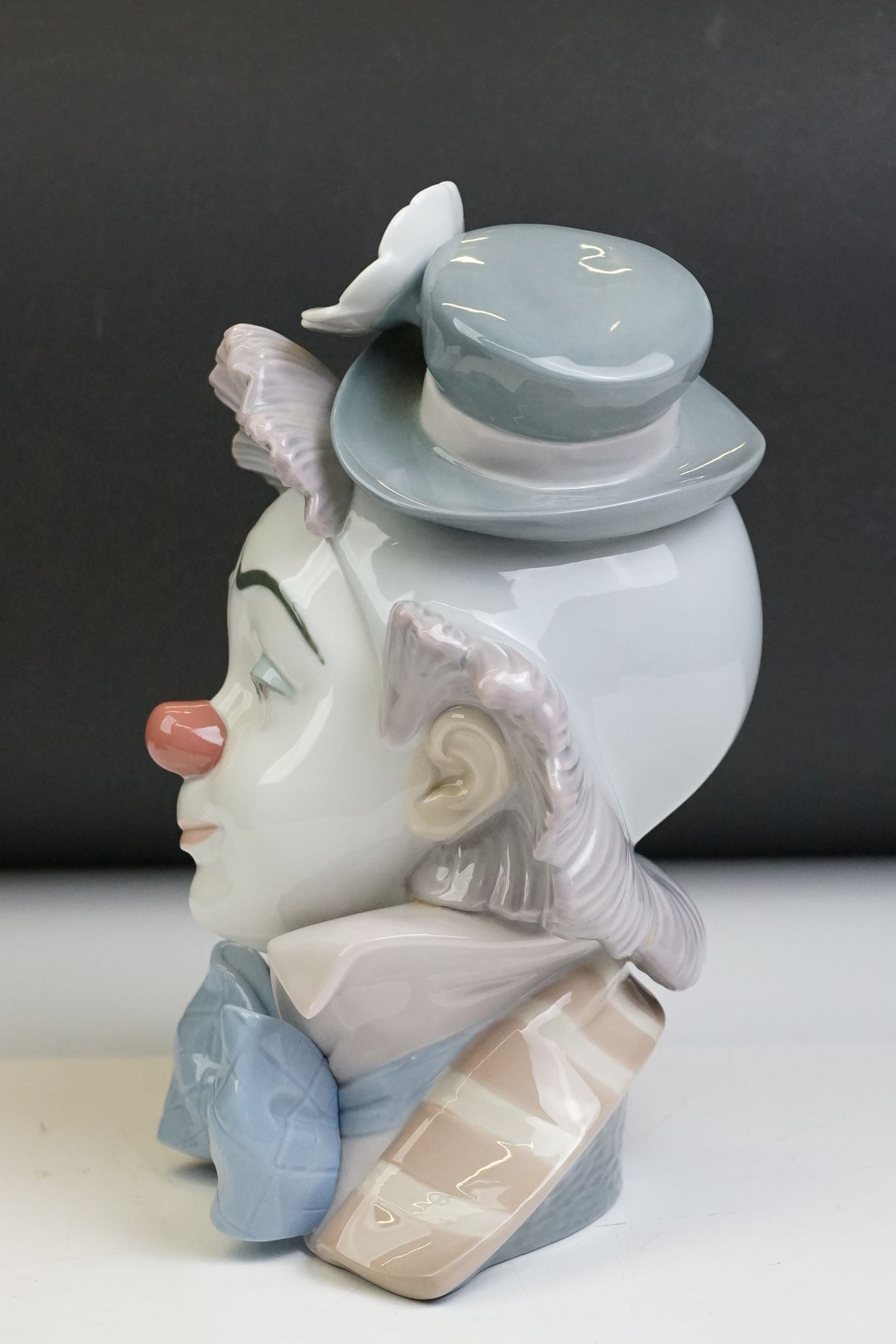 Lladro ' Star Struck ' porcelain clown bust figure, model no. 5610, 22cm high, raised on a wooden - Image 6 of 8