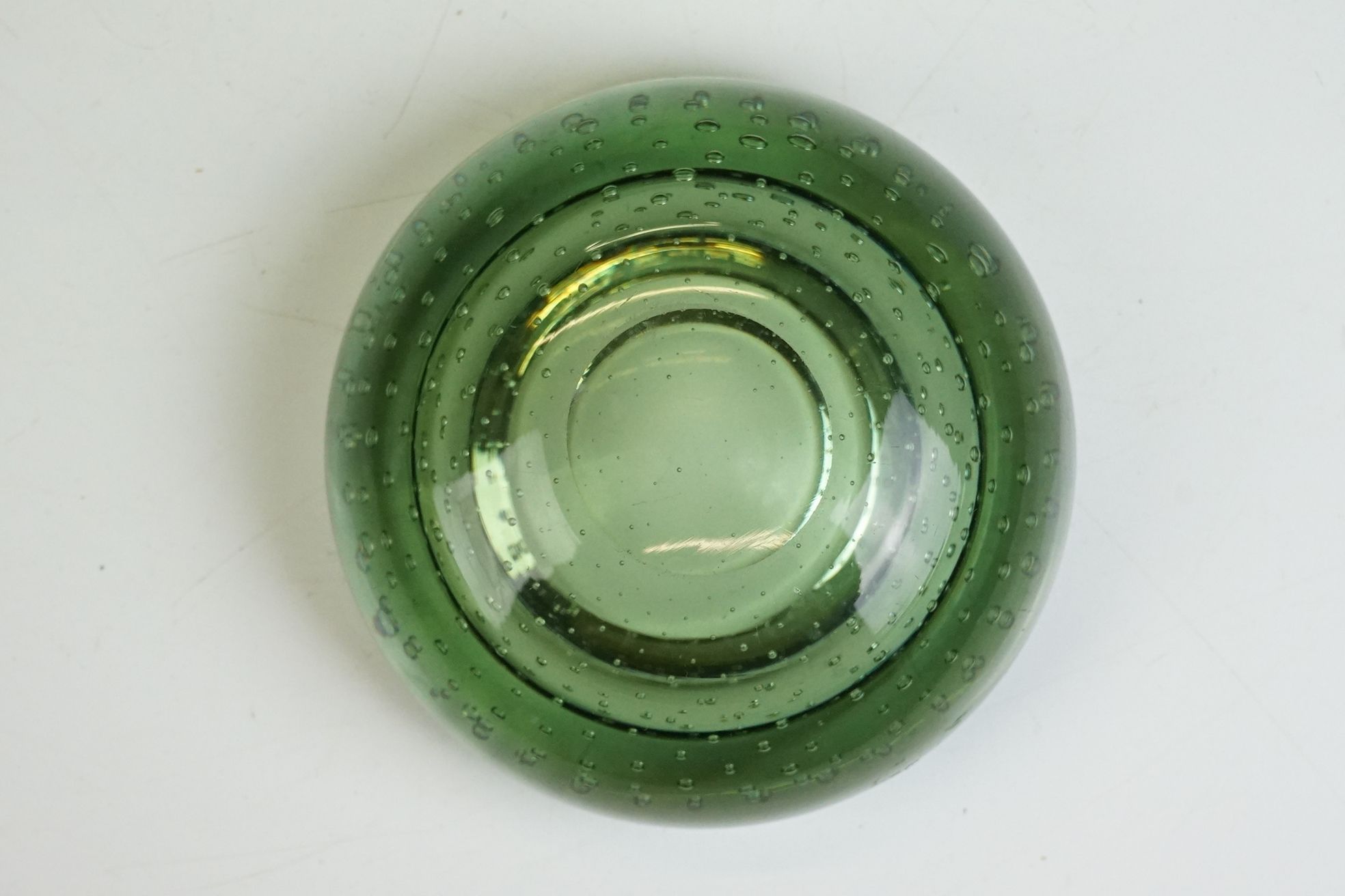 Whitefriars Green Glass Bubble Control Lipped Bowl, 10cm diameter together with two Red Glass Bowls - Image 14 of 15