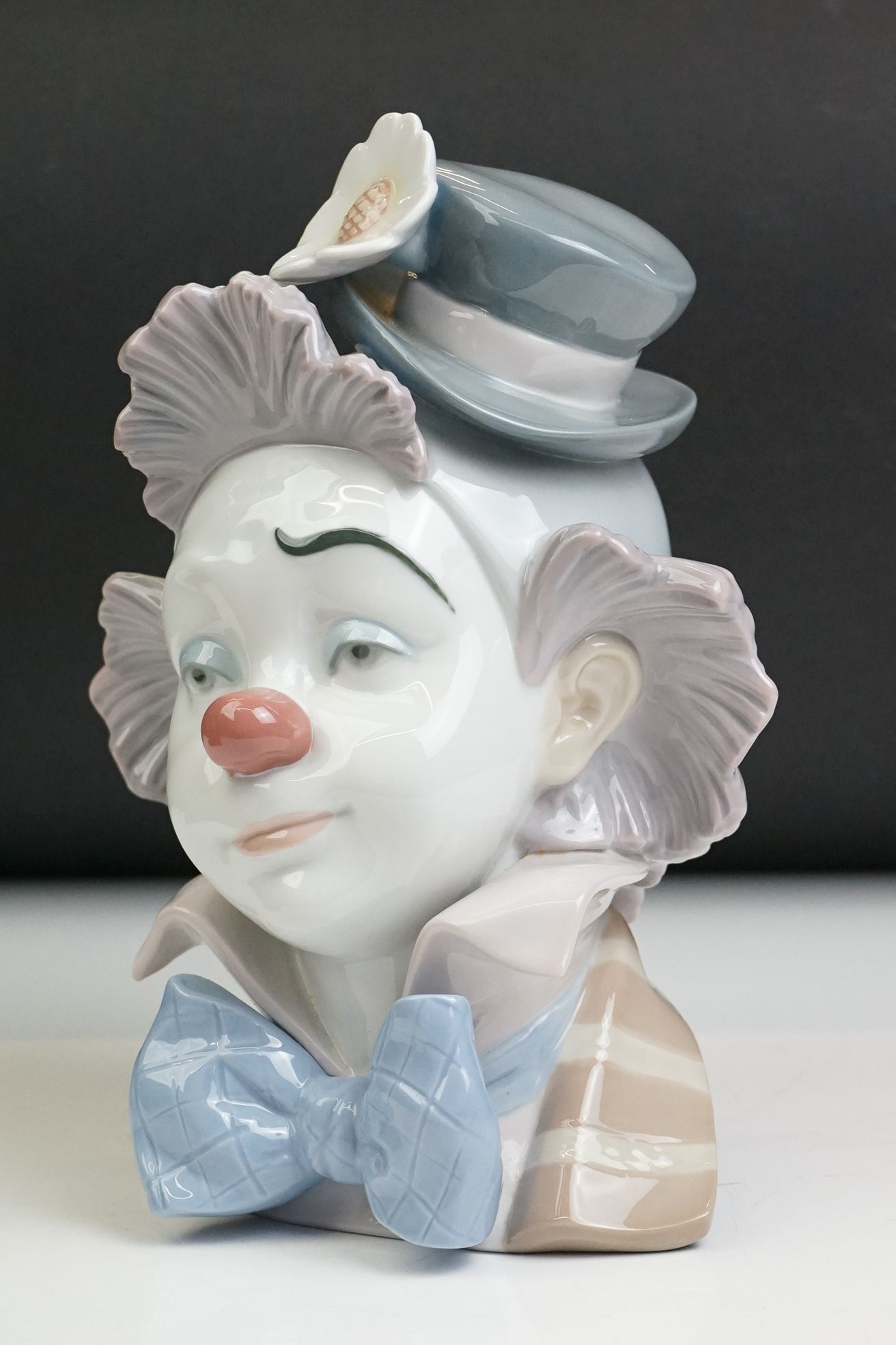 Lladro ' Star Struck ' porcelain clown bust figure, model no. 5610, 22cm high, raised on a wooden - Image 2 of 8