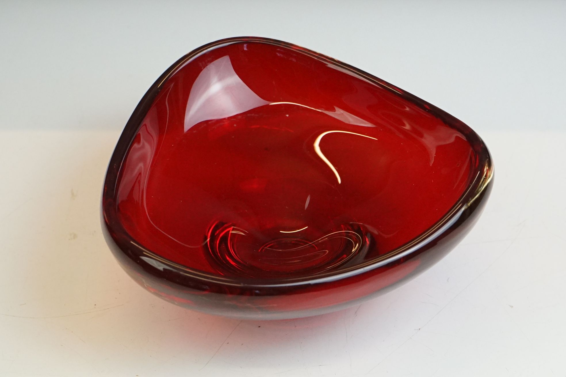 Whitefriars Green Glass Bubble Control Lipped Bowl, 10cm diameter together with two Red Glass Bowls - Image 8 of 15