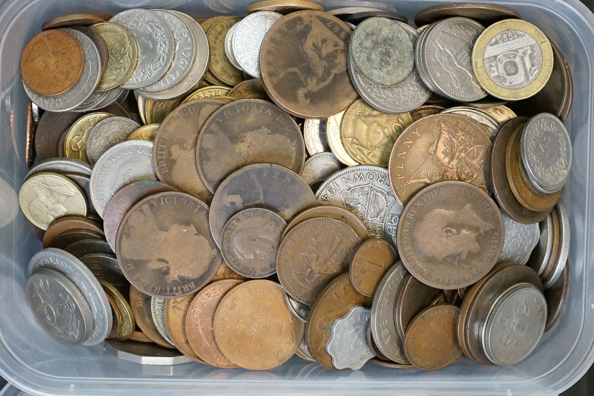 A large collection of mixed coins to include British pre decimal and foreign examples, commemorative - Image 4 of 22