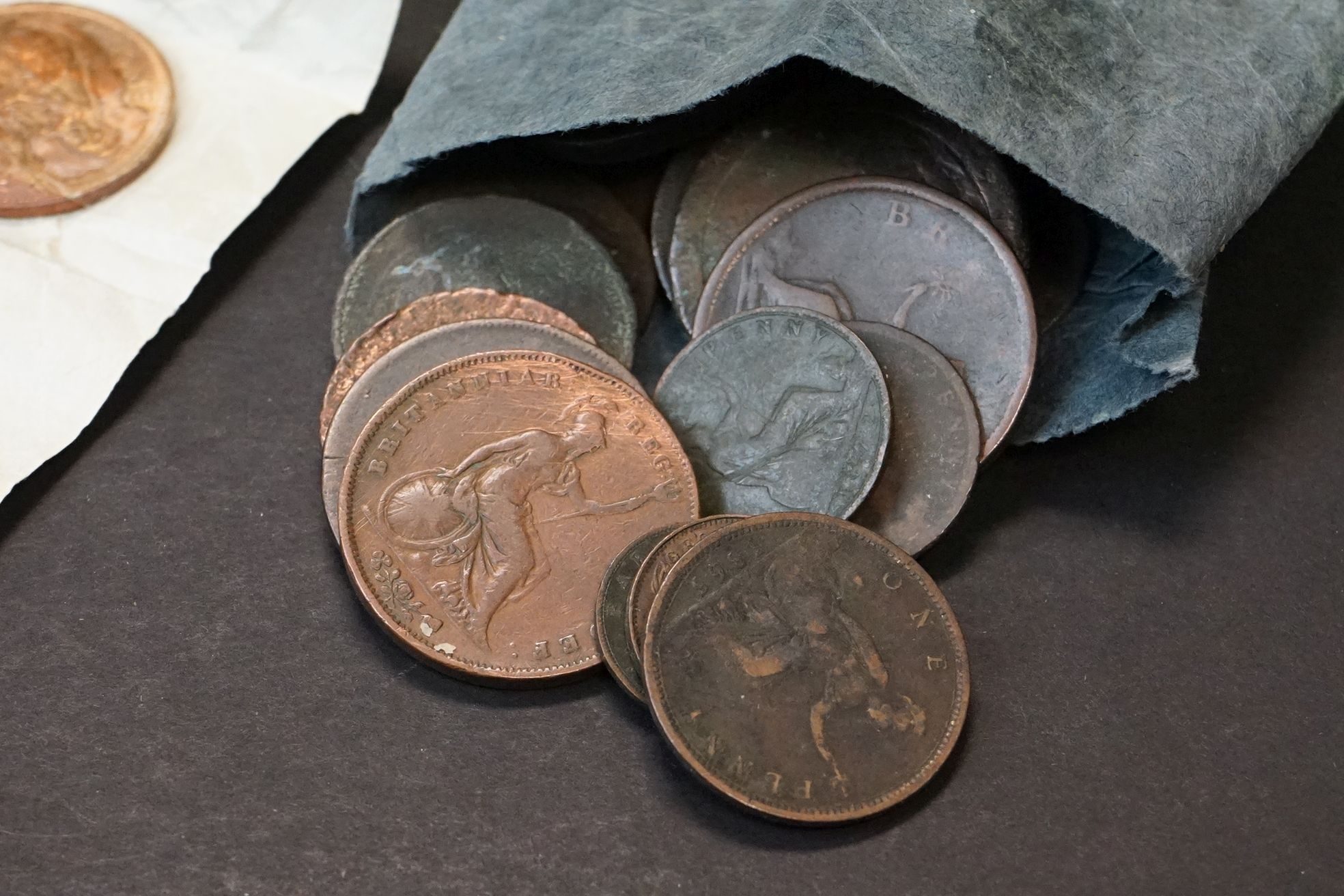 A collection of mixed British and foreign coins and banknotes to include a quantity of pre 1920 - Image 6 of 12