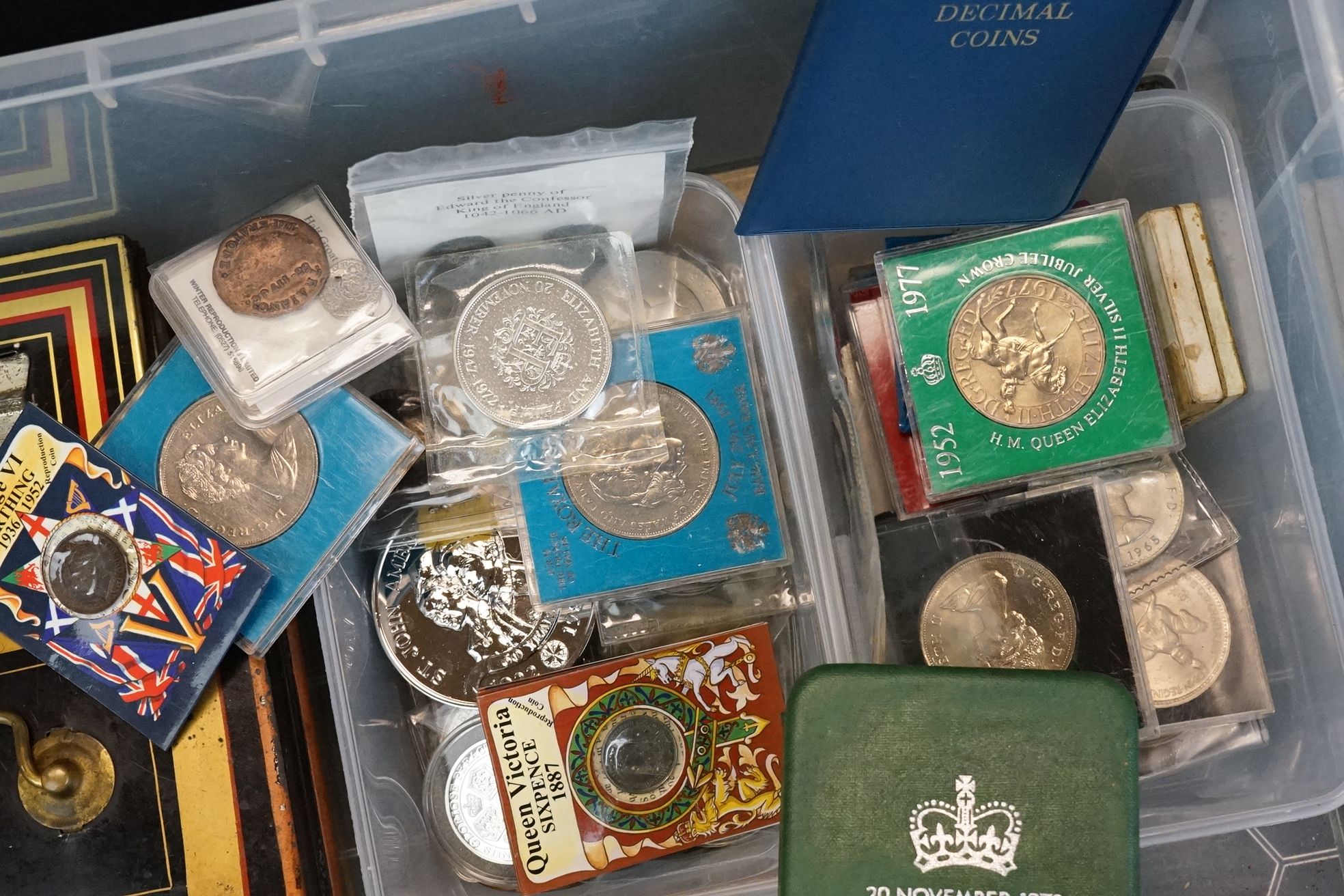 A large collection of mixed coins to include British pre decimal and foreign examples, commemorative - Image 9 of 22