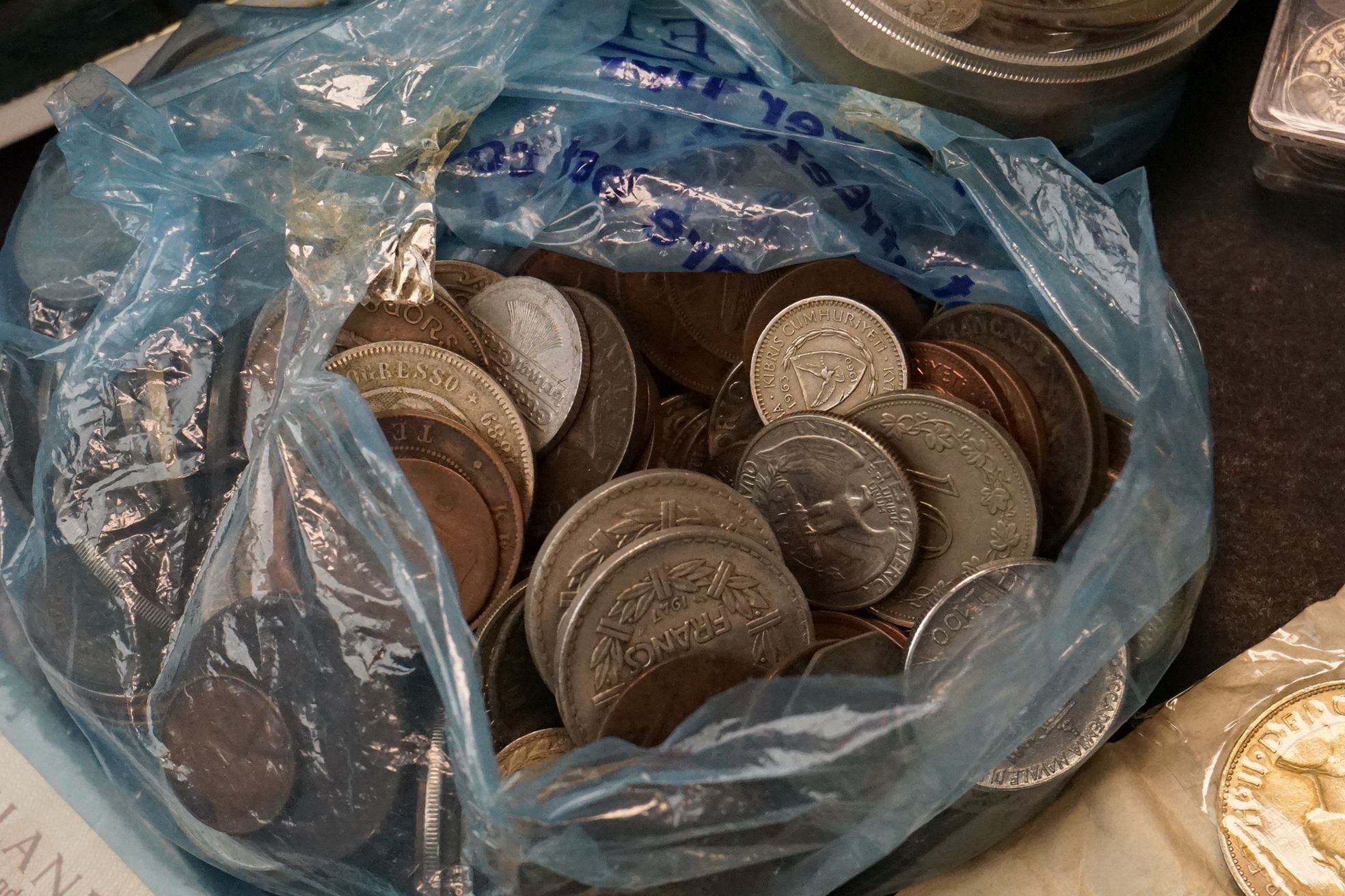 A collection of mixed British and foreign coins and banknotes to include a quantity of pre 1920 - Image 3 of 12