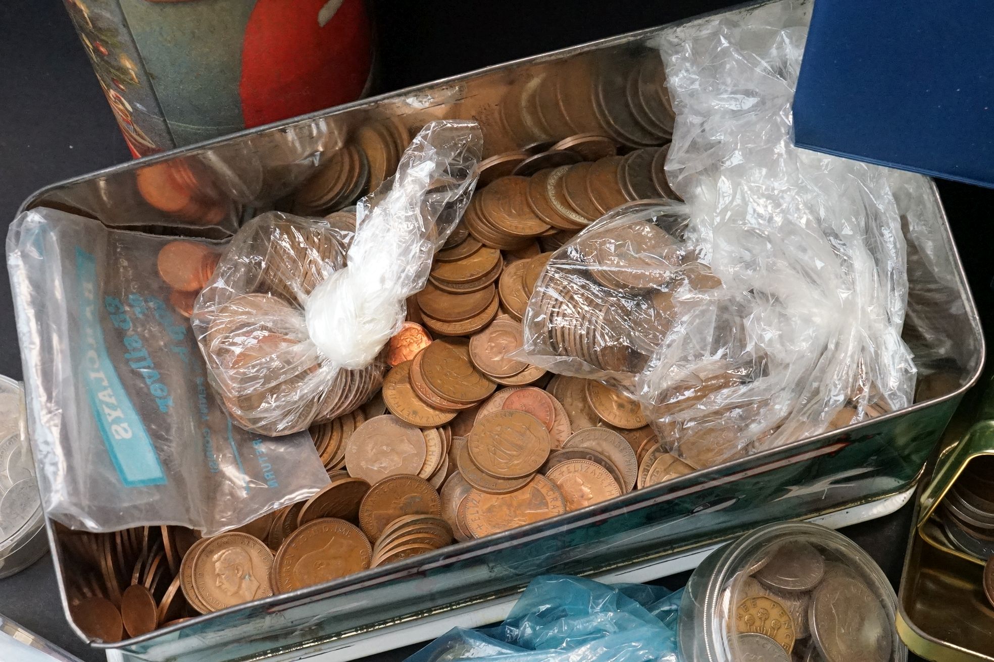 A collection of mixed British and foreign coins and banknotes to include a quantity of pre 1920 - Image 11 of 12