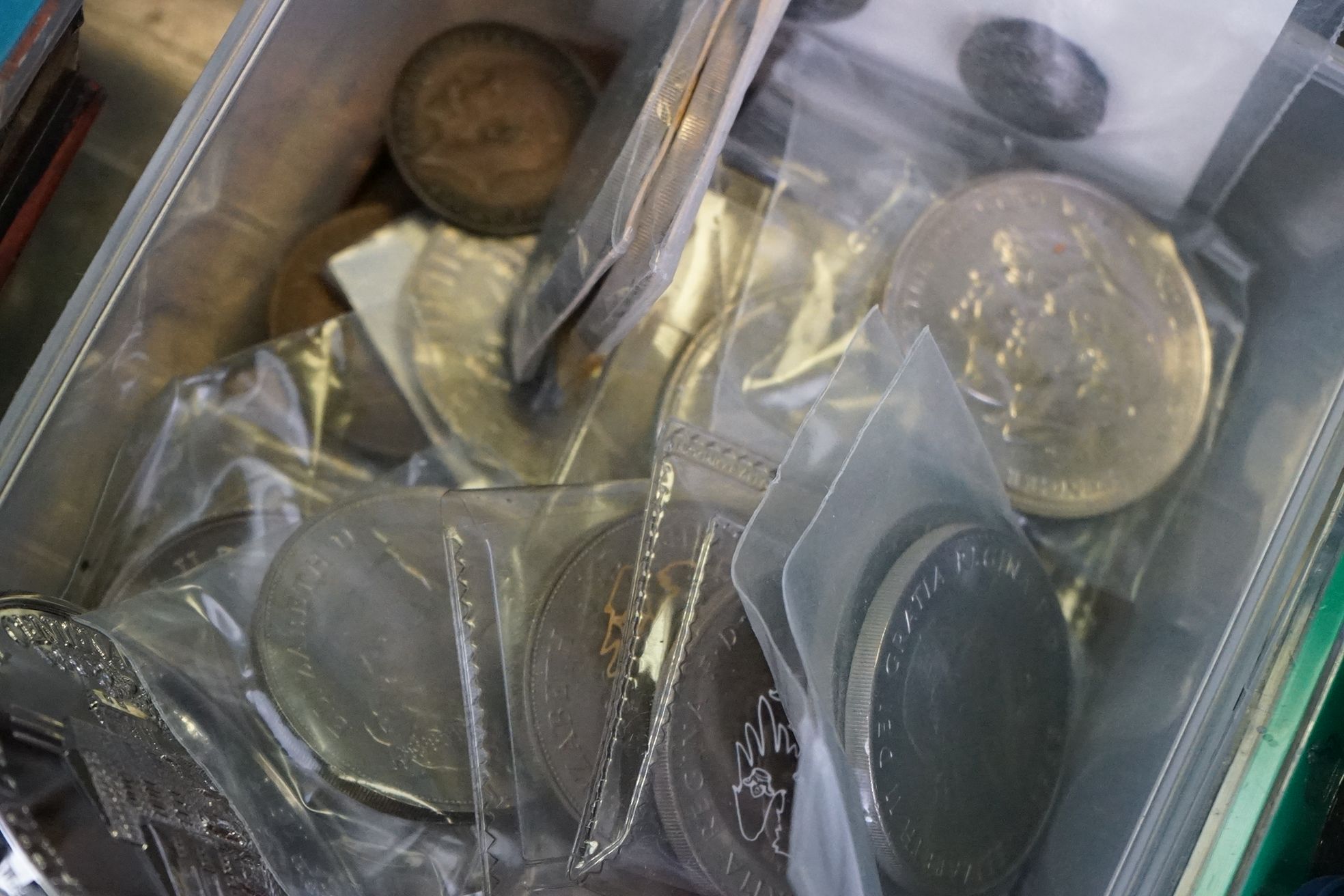 A large collection of mixed coins to include British pre decimal and foreign examples, commemorative - Image 12 of 22