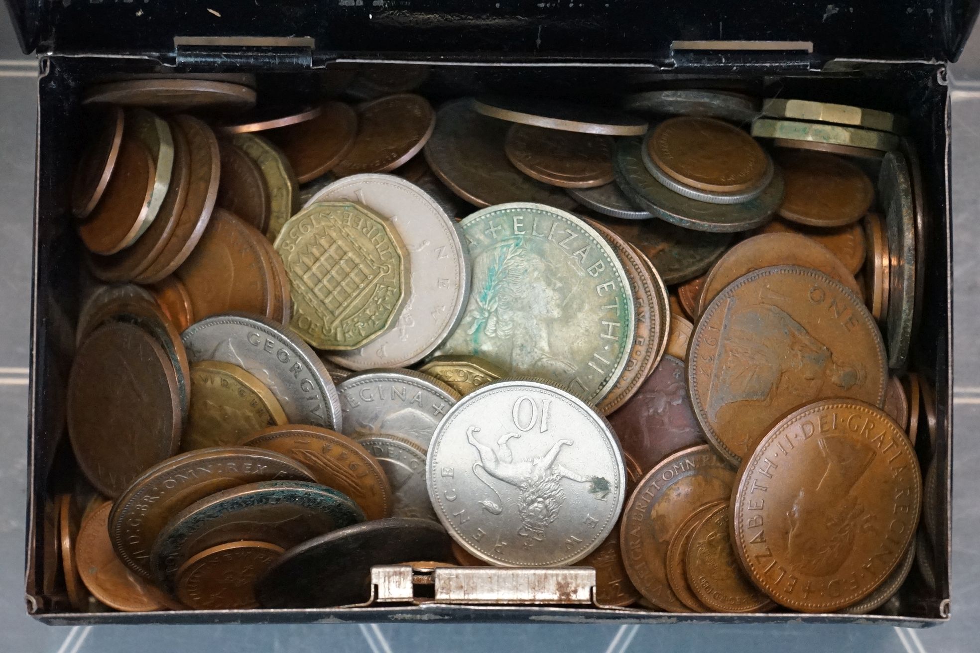 A large collection of mixed coins to include British pre decimal and foreign examples, commemorative - Image 6 of 22