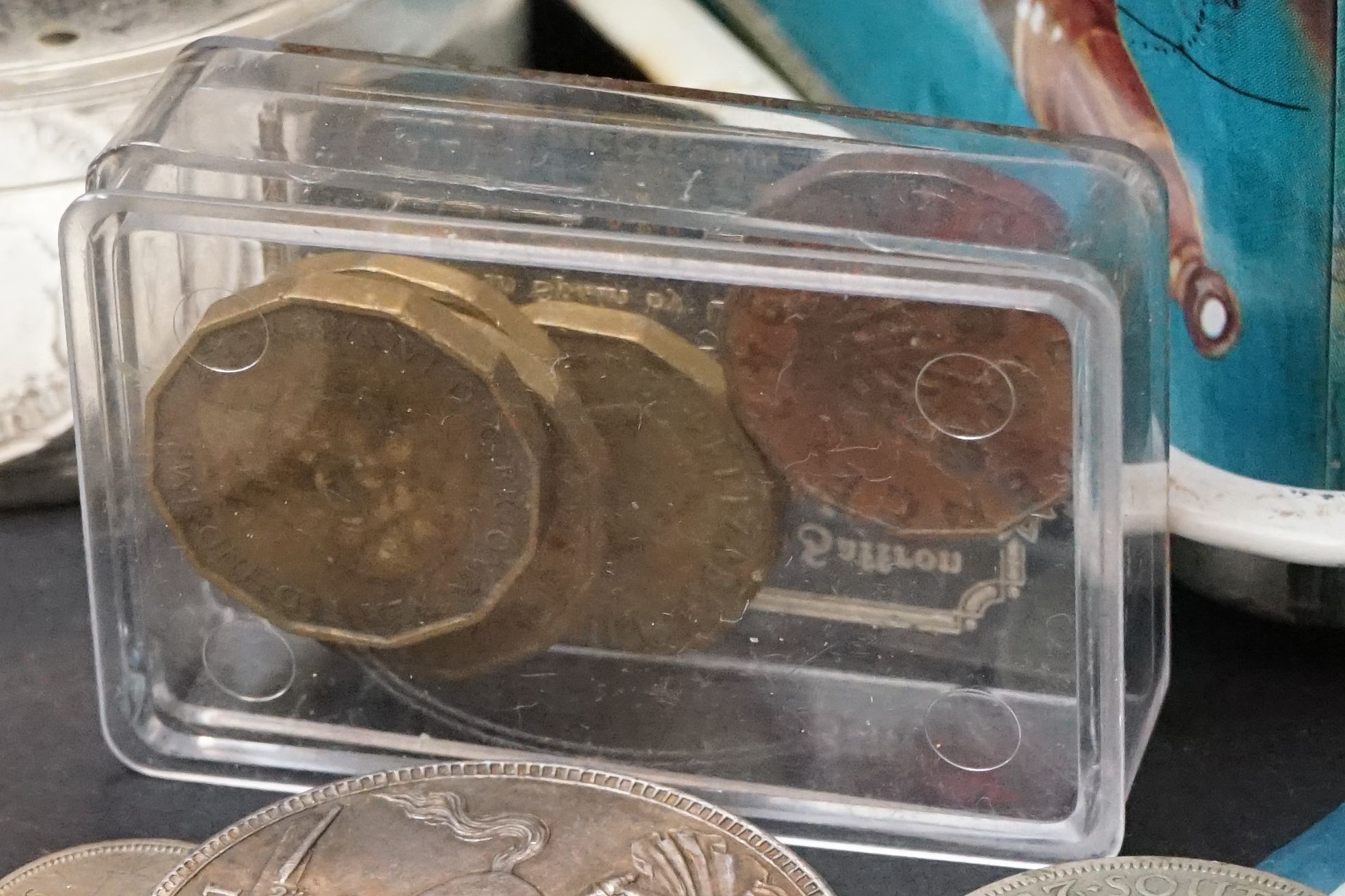 A collection of mixed British and foreign coins and banknotes to include a quantity of pre 1920 - Image 8 of 12