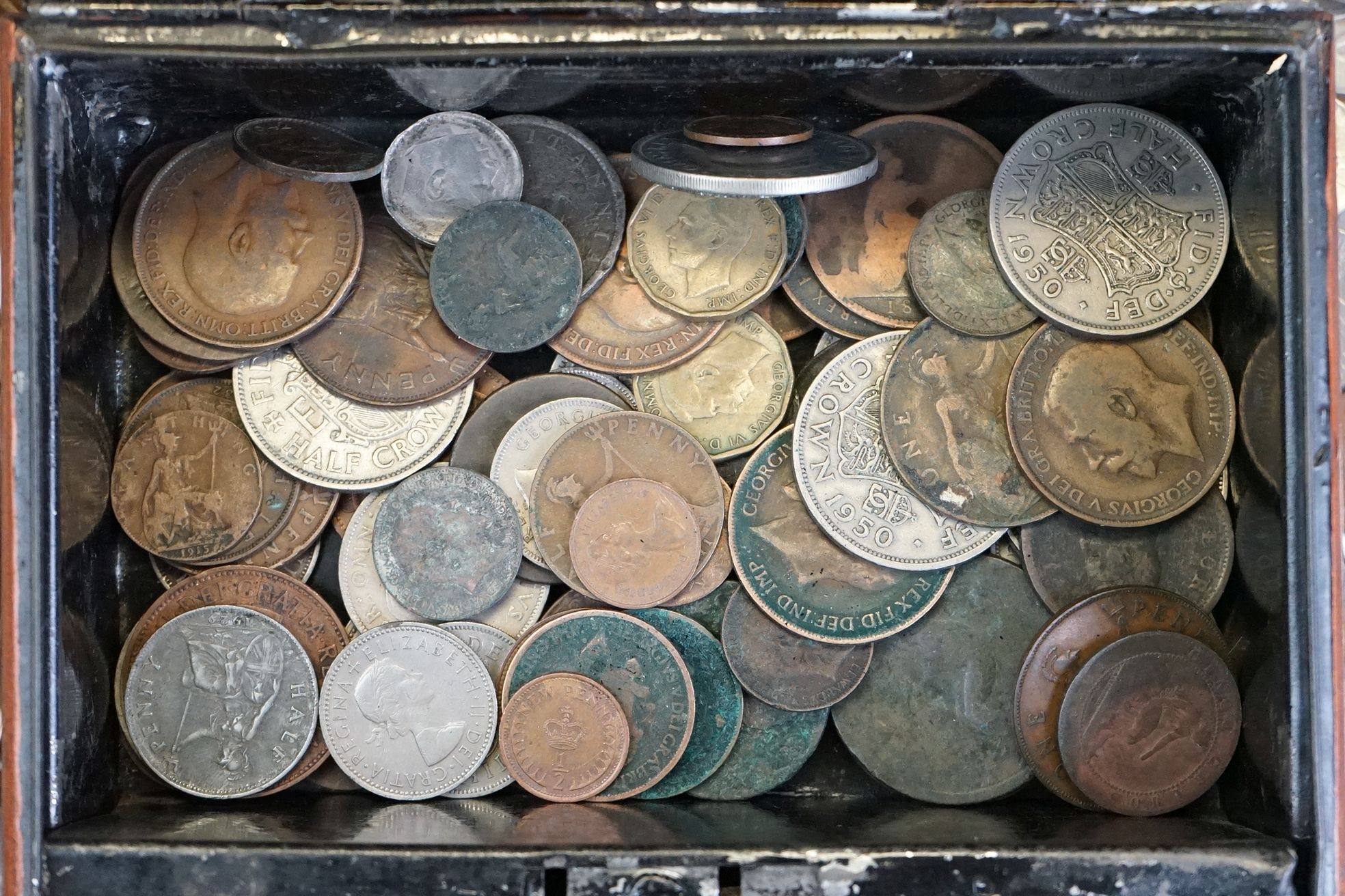 A large collection of mixed coins to include British pre decimal and foreign examples, commemorative - Image 8 of 22