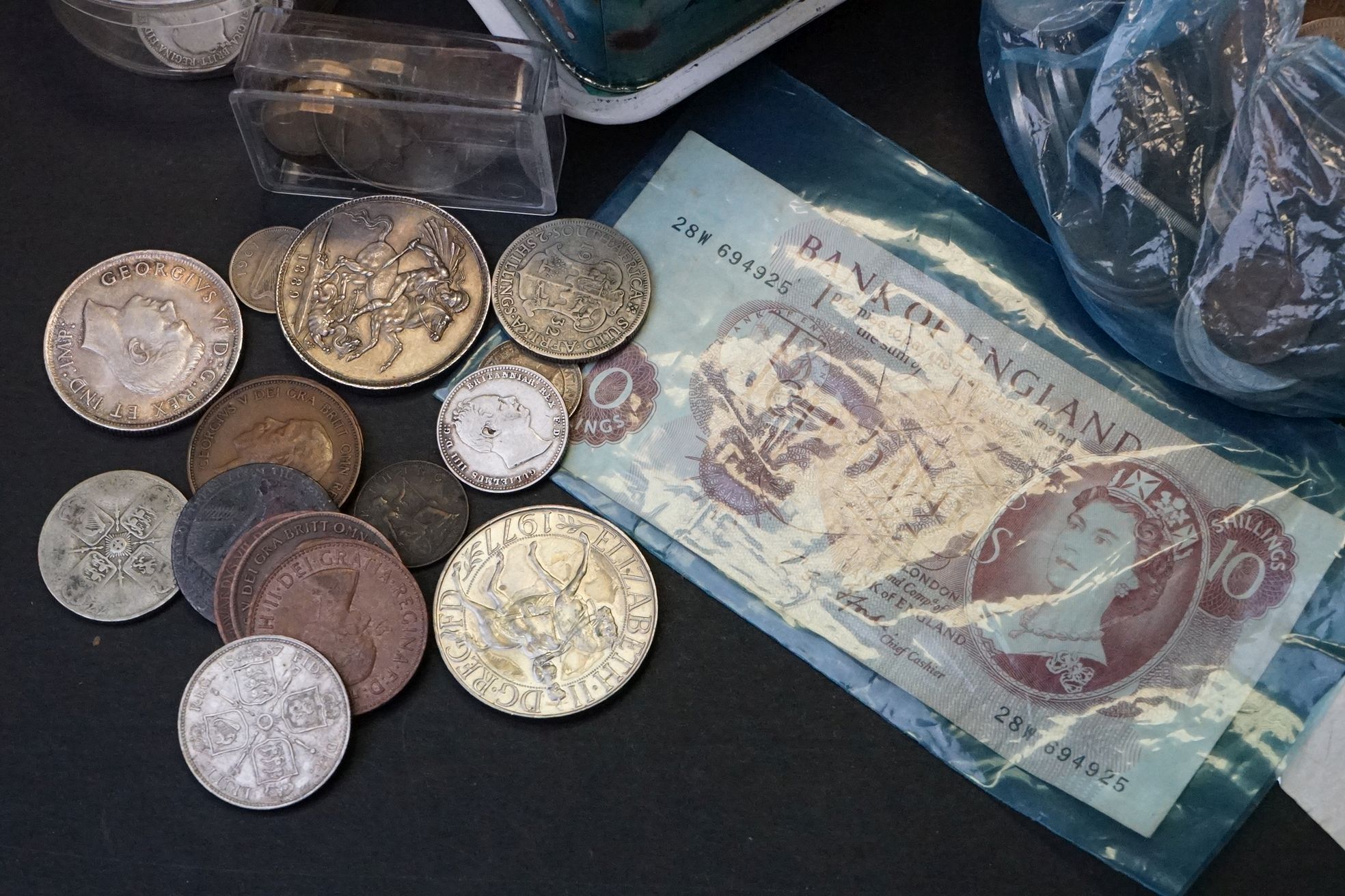 A collection of mixed British and foreign coins and banknotes to include a quantity of pre 1920 - Image 2 of 12