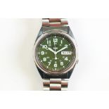 A gents Seiko 5 automatic wristwatch, green dial with day and date function at 3pm, stainless