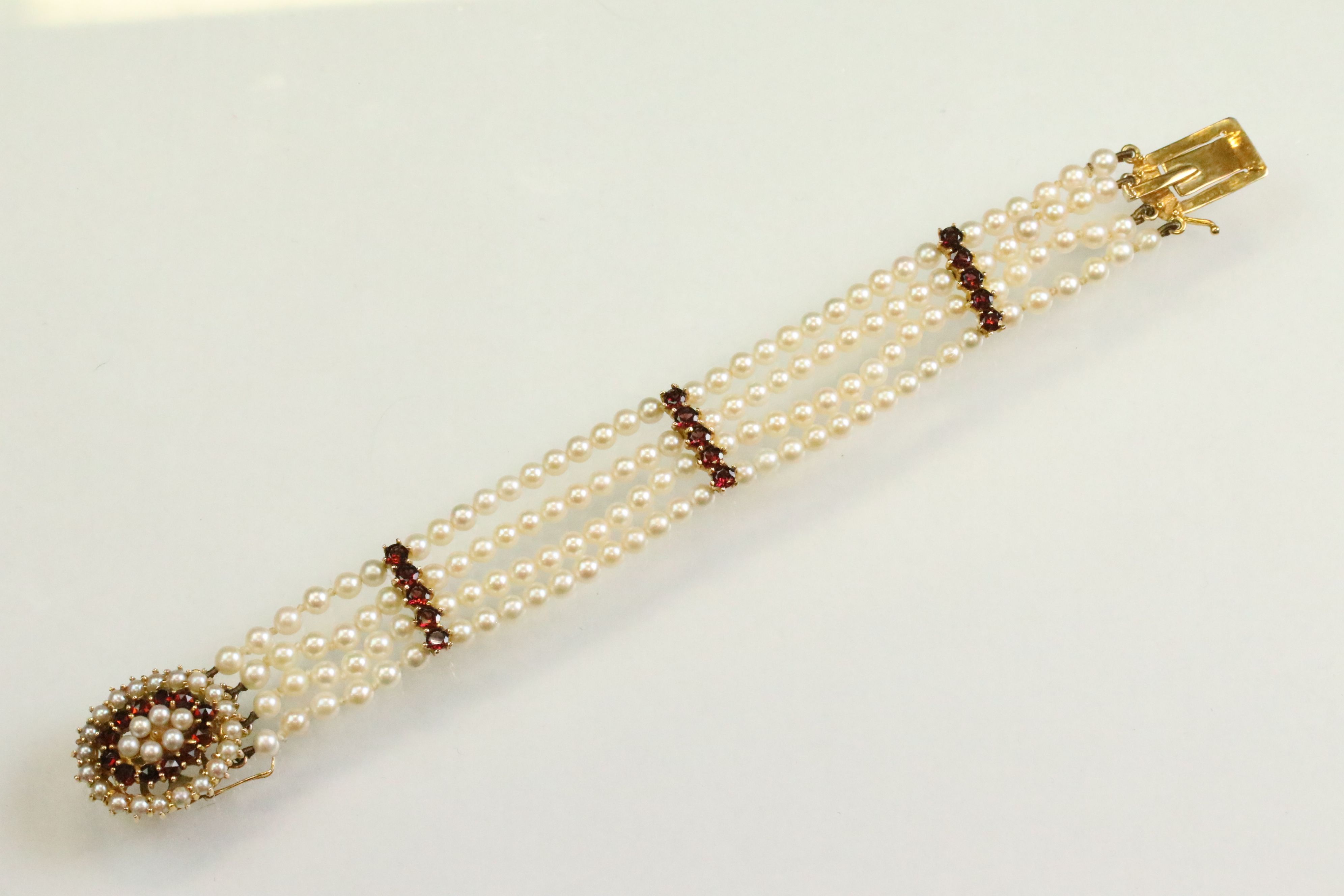 Garnet and pearl 9ct yellow gold bracelet, the oval clasp set with two rows of cream cultured - Image 2 of 7