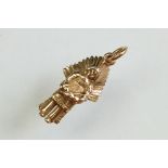 9ct yellow gold charm pendant modelled as a Native American Indian Chief, length approx 2cm