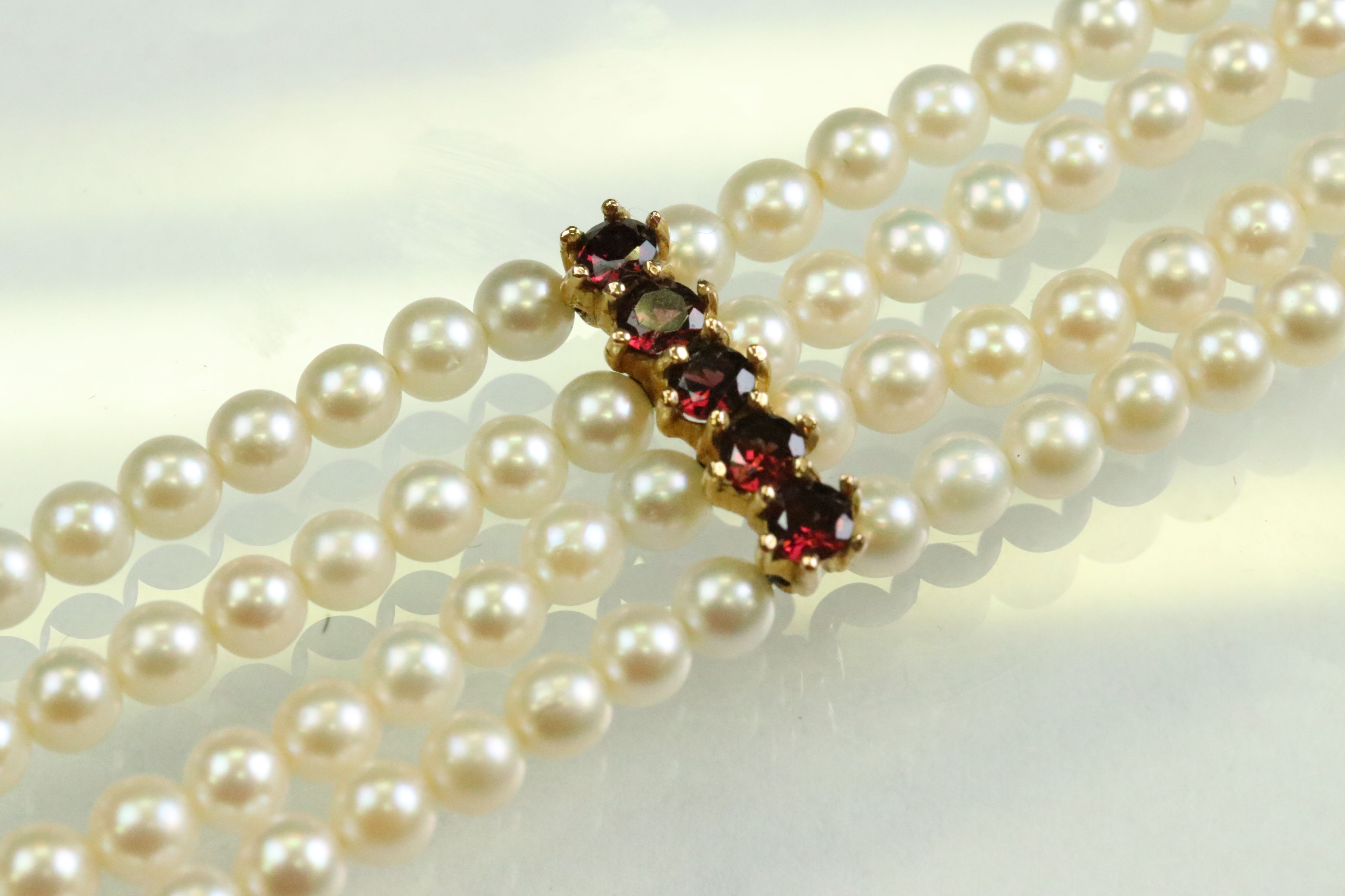 Garnet and pearl 9ct yellow gold bracelet, the oval clasp set with two rows of cream cultured - Image 3 of 7