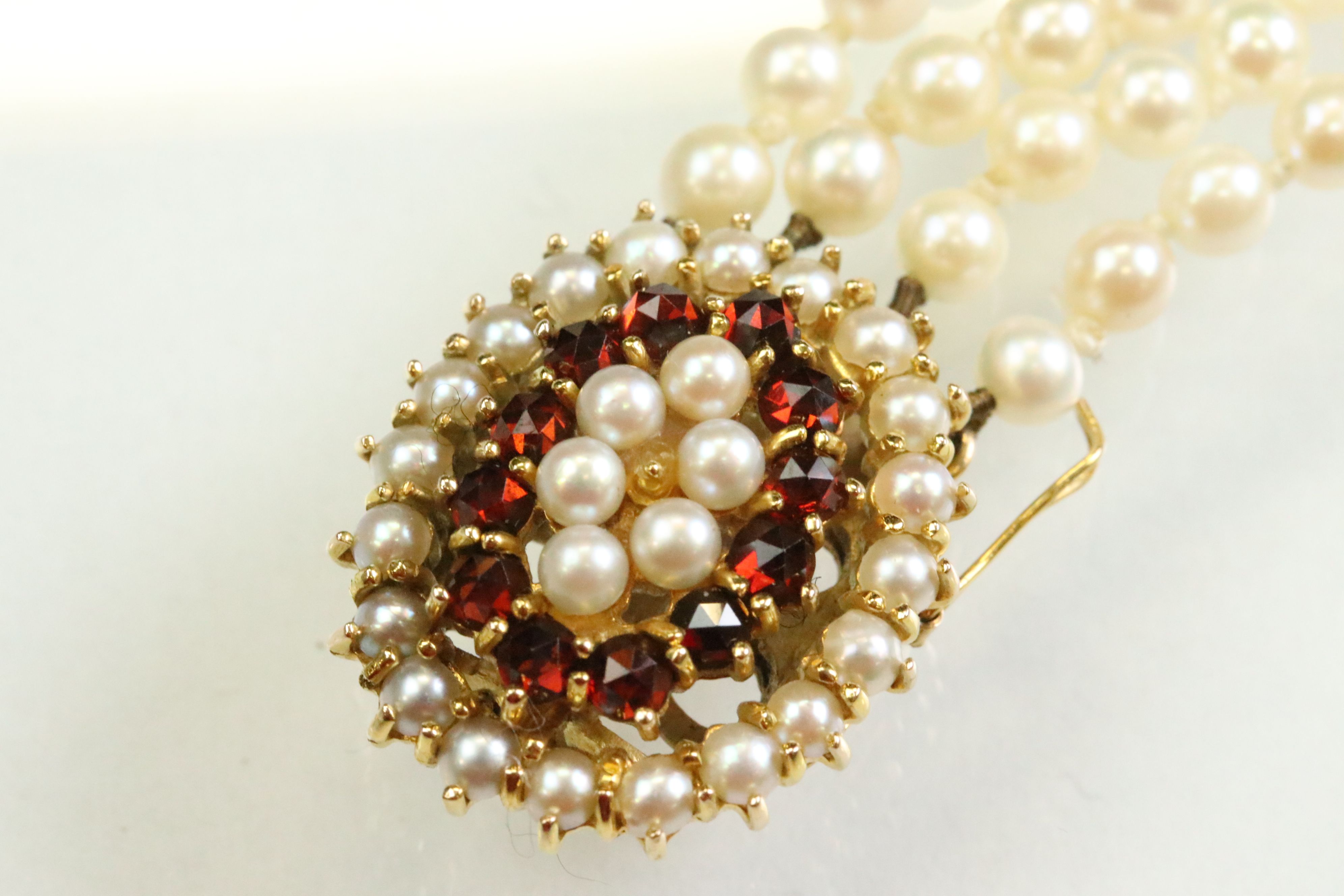 Garnet and pearl 9ct yellow gold bracelet, the oval clasp set with two rows of cream cultured - Image 4 of 7