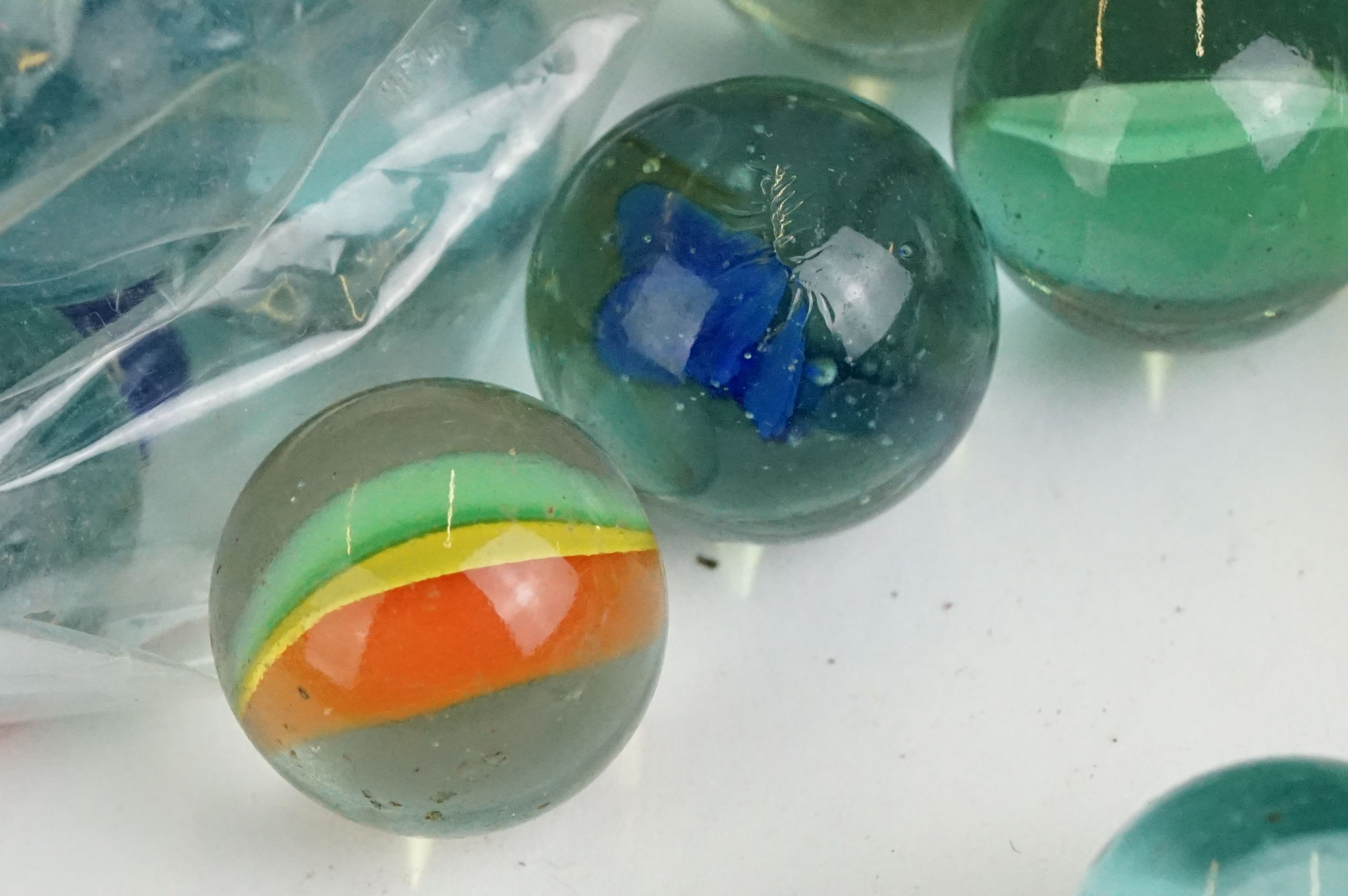 A small collection of vintage glass marbles contained within two bags. - Image 13 of 13