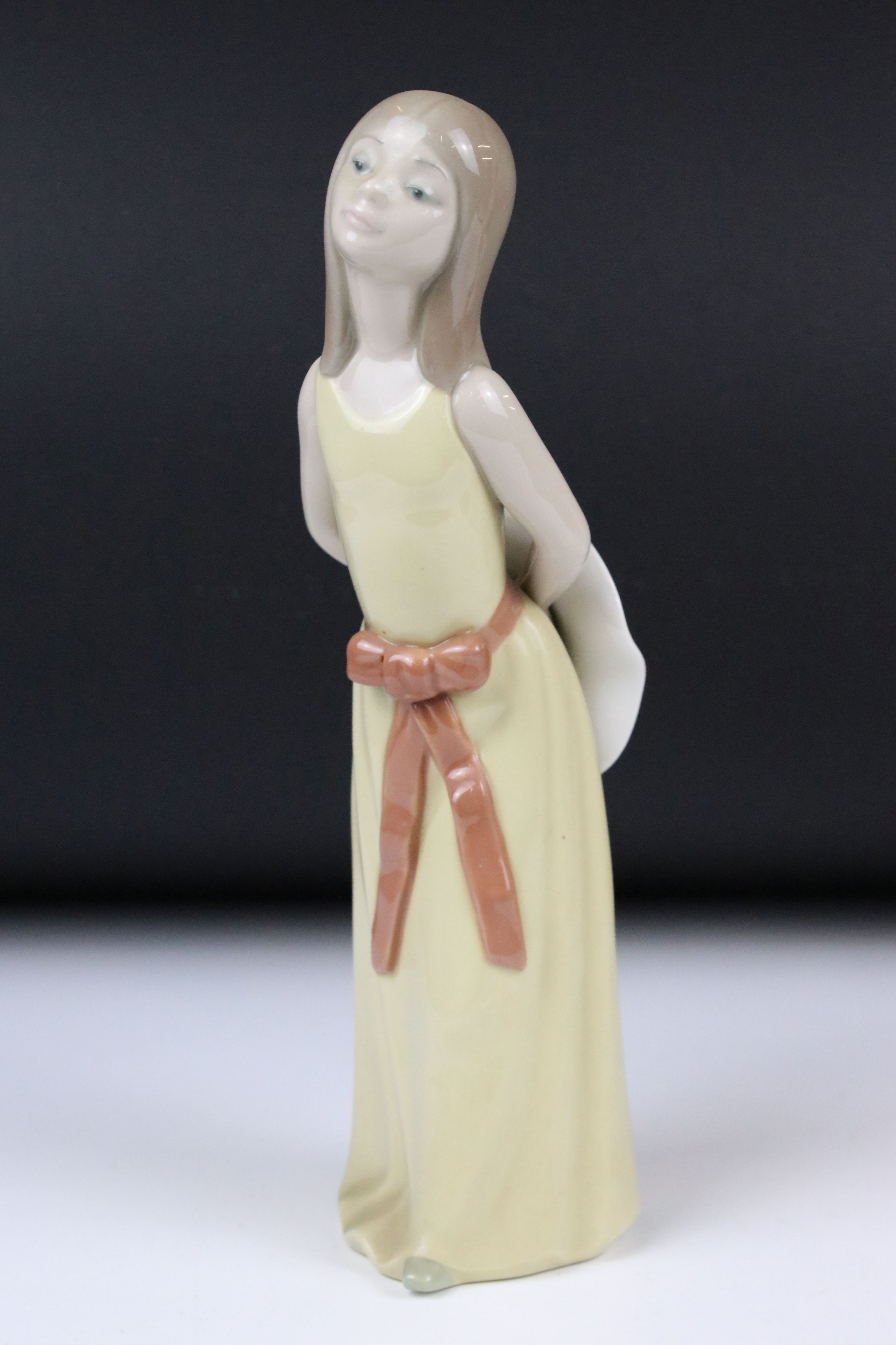 Eight Lladro figures, to include: 5010 'Prissy' (boxed) and 4523 'Little Girl with Slippers - Image 7 of 18
