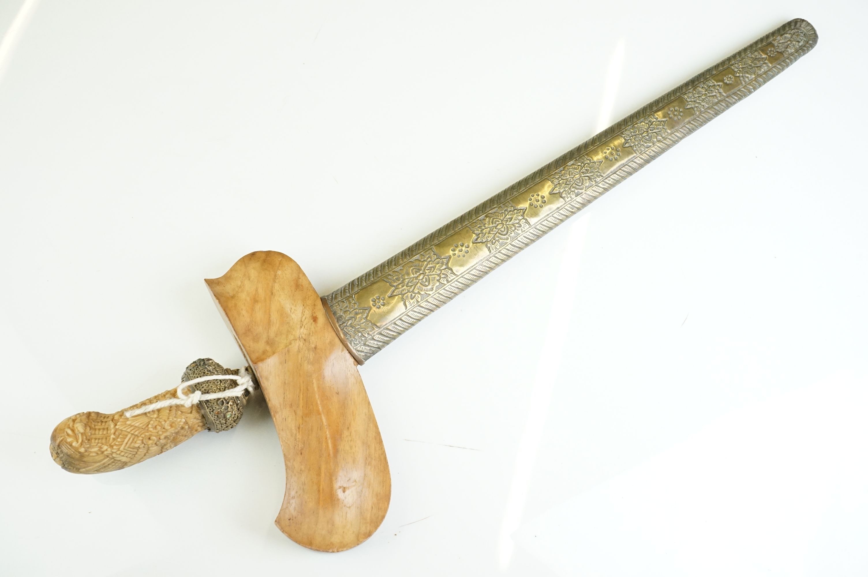 A 19th/20th Century Malaysian Kris Dagger with typical hand-forged wavy blade. It comes complete - Image 9 of 12