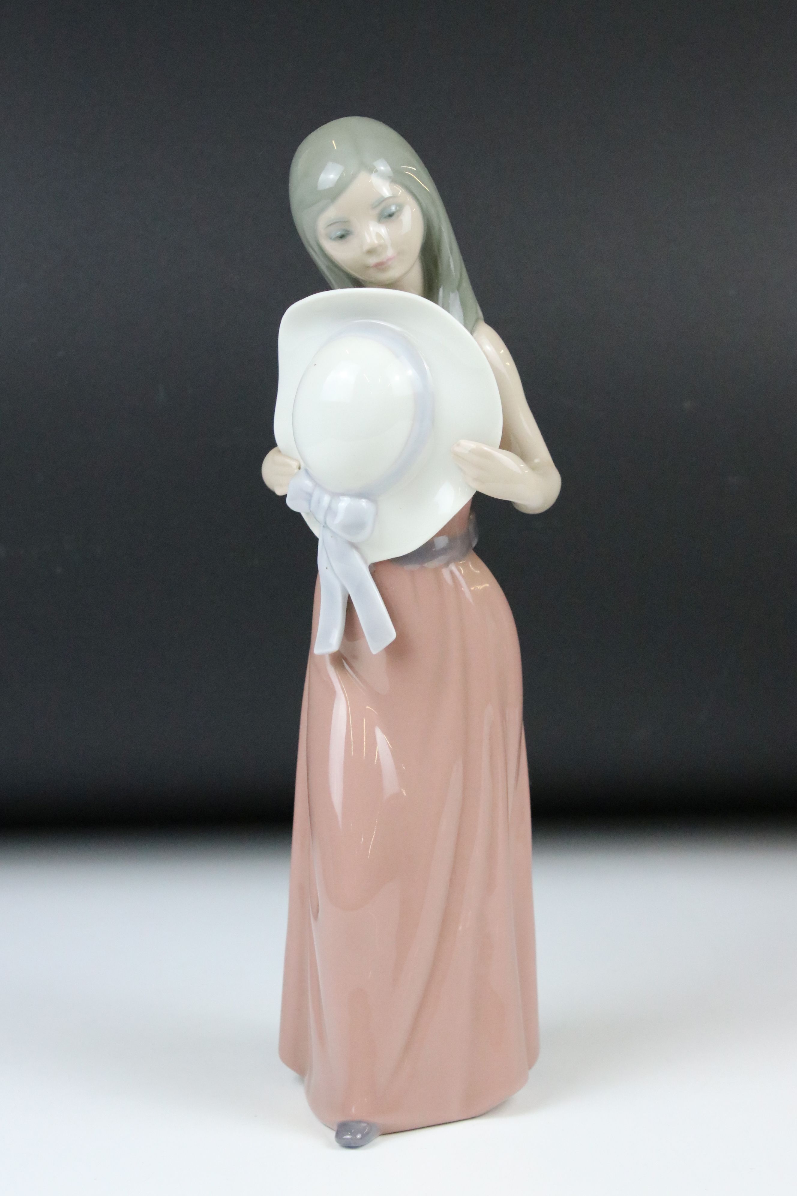 Eight Lladro figures, to include: 5010 'Prissy' (boxed) and 4523 'Little Girl with Slippers - Image 2 of 18