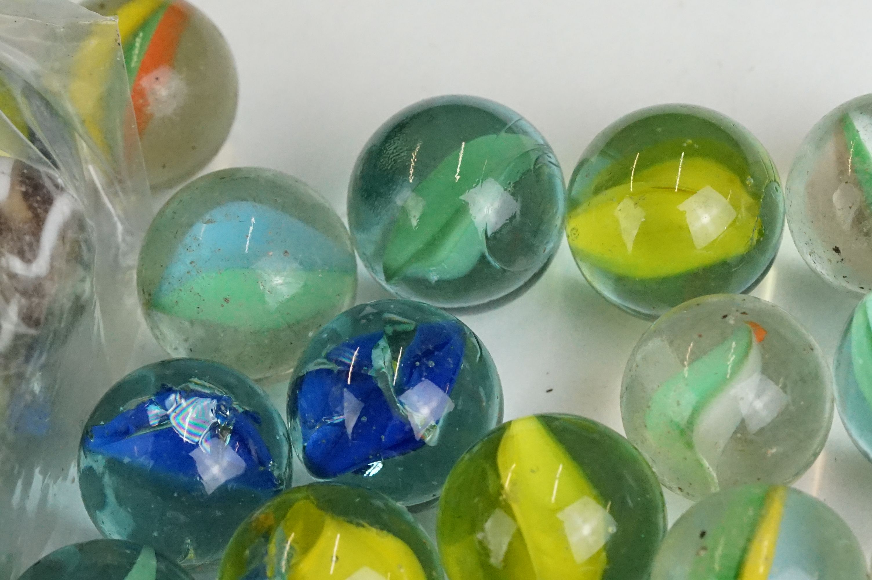 A small collection of vintage glass marbles contained within two bags. - Image 9 of 13