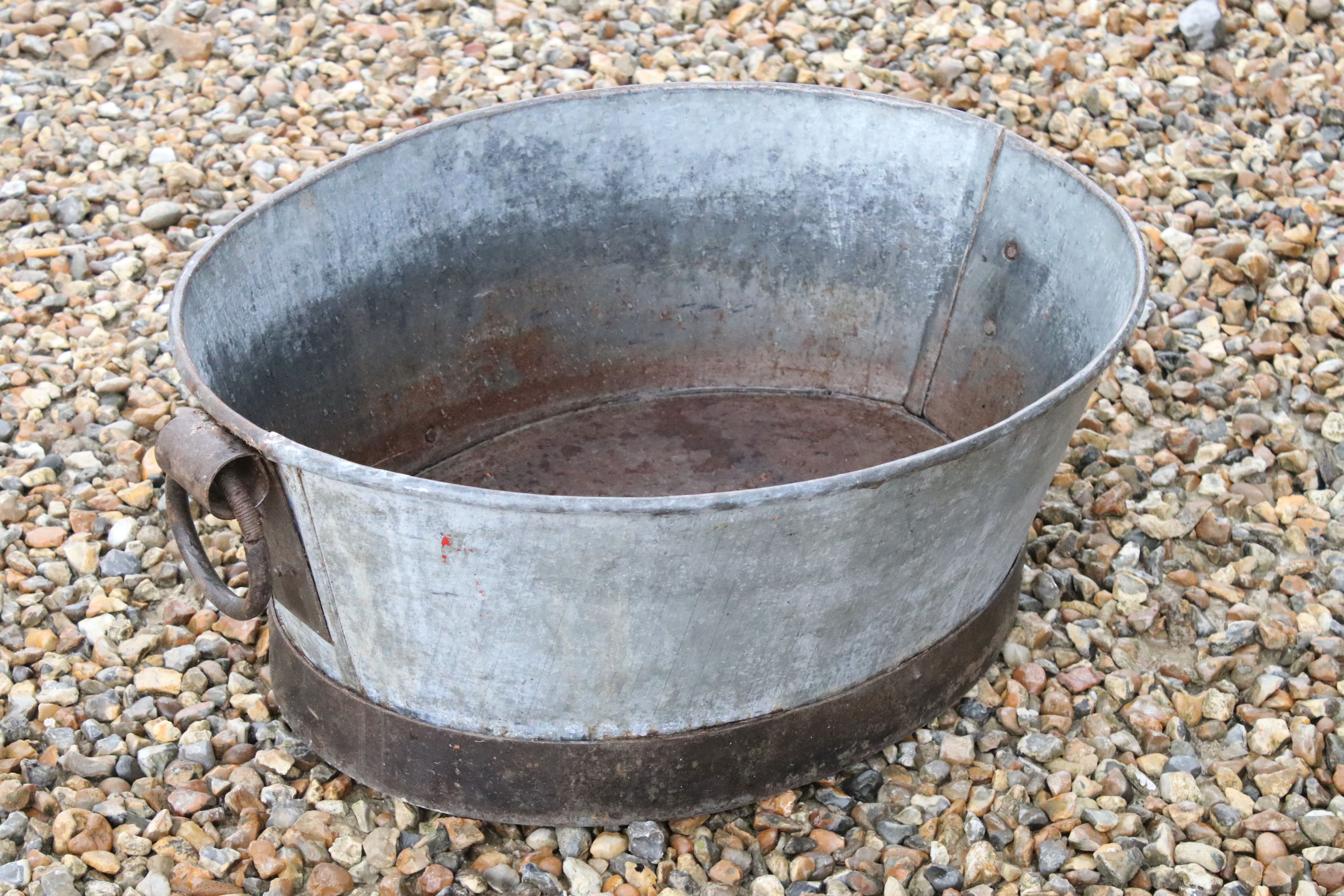 Large Galvanised Oval Bath Tub / Garden Planter, 82cm long x 28cm high - Image 2 of 4