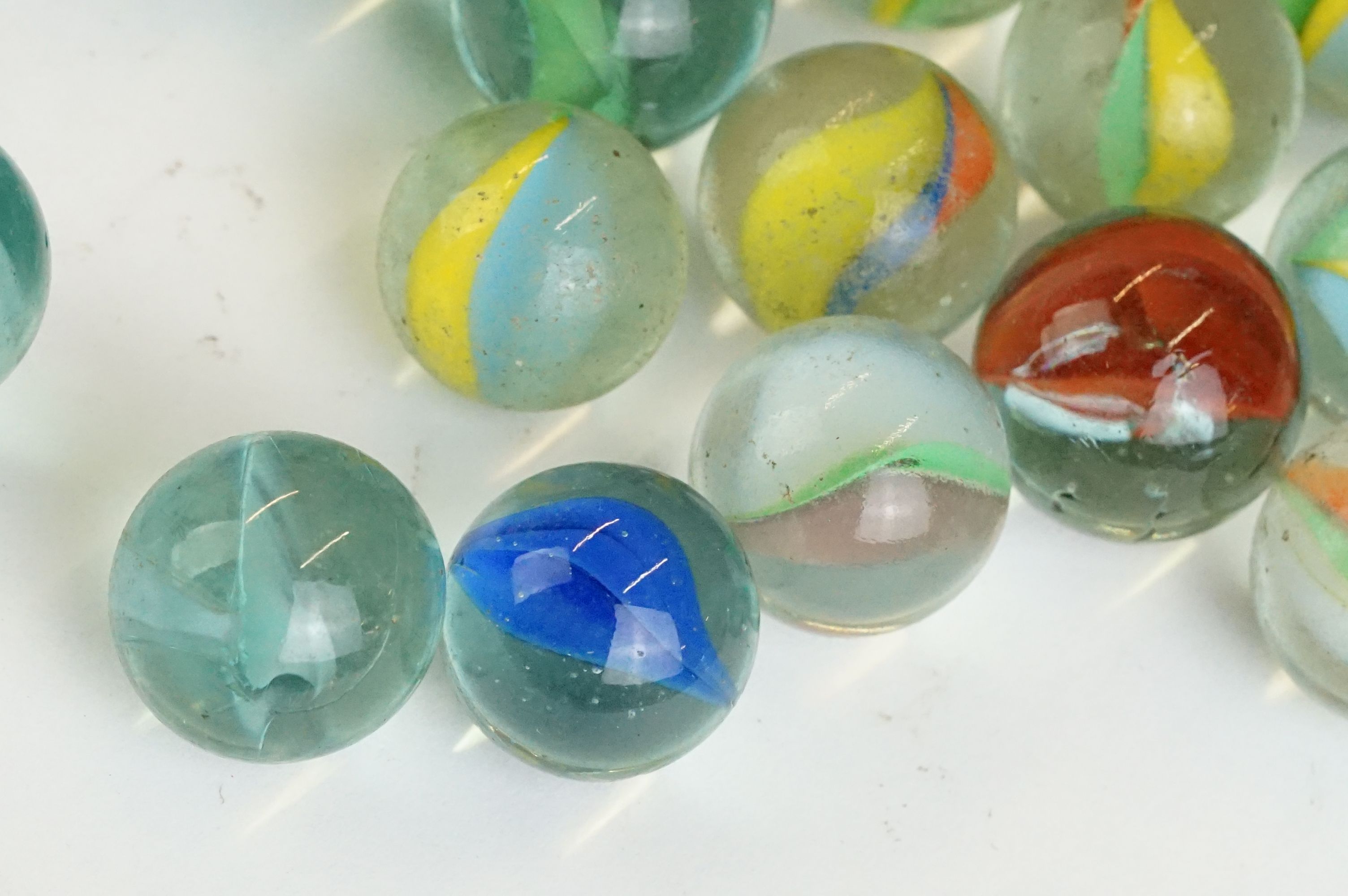 A small collection of vintage glass marbles contained within two bags. - Image 12 of 13